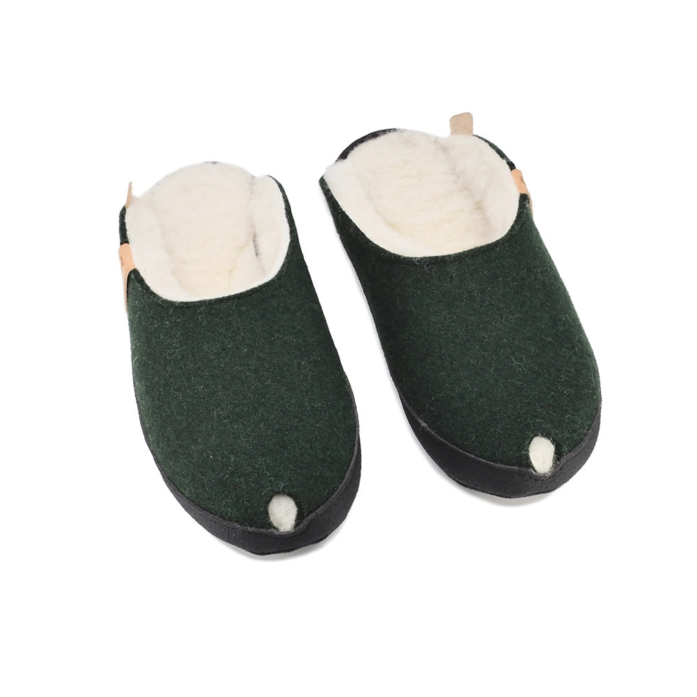 Chaussons TOKU Brussels doublés laine d'agneau vert foncé, vue alternative studio