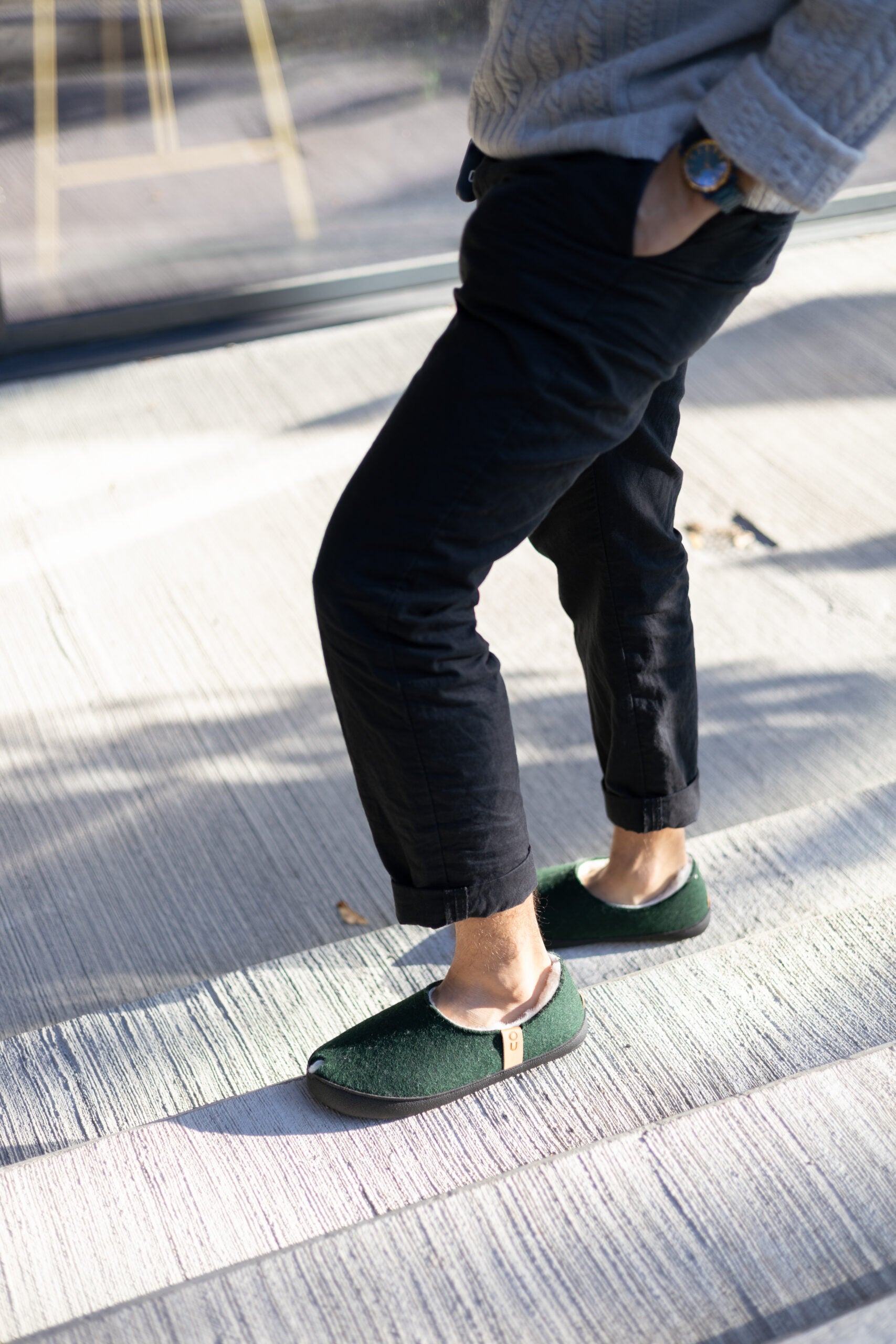 Chaussons TOKU Budapest doublés laine d'agneau vert foncé, troisième vue portée
