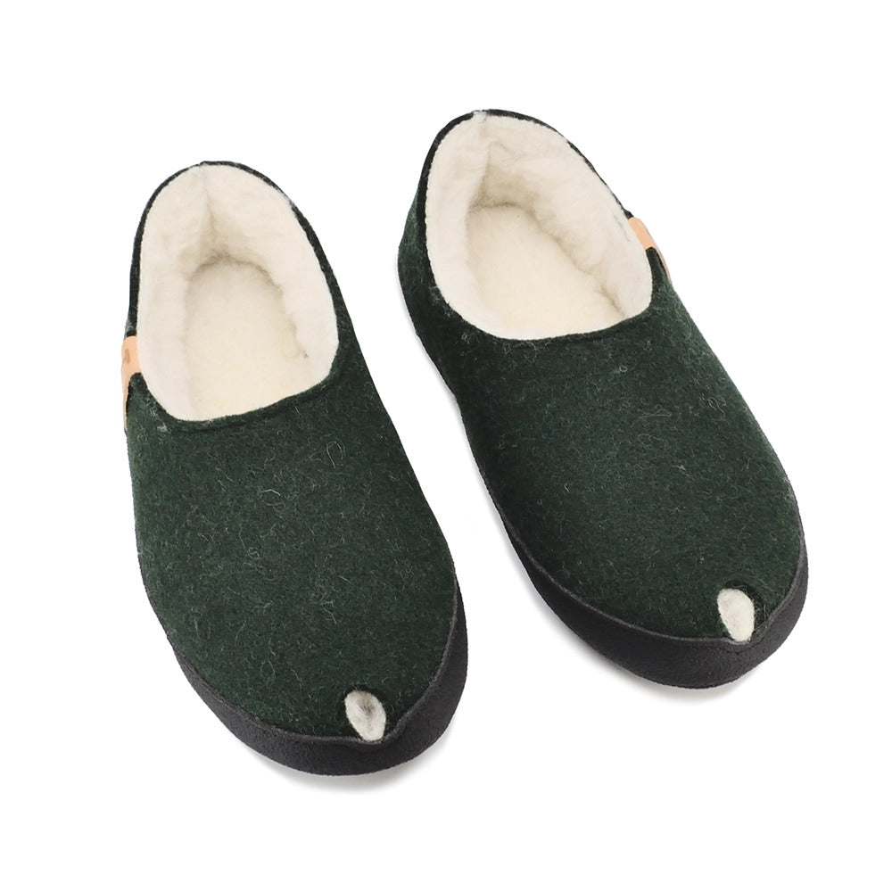 Chaussons TOKU Budapest doublés laine d'agneau vert foncé, vue alternative studio