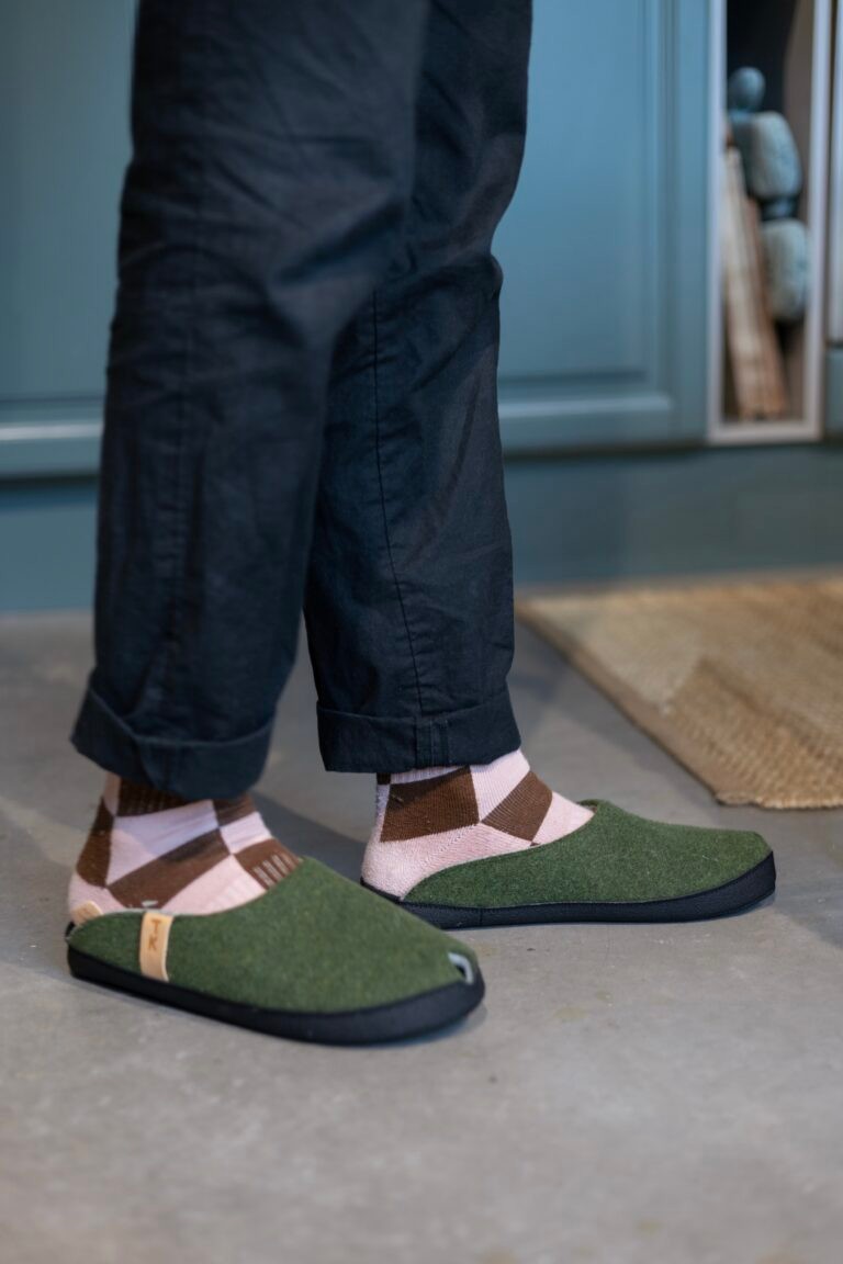 Chaussons TOKU Brussels en lin vert mousse, détail de la semelle épaisse