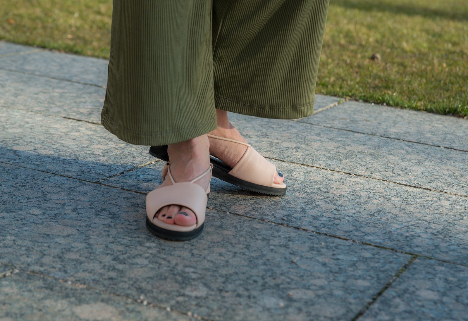 Sandales TOKU Berlin en cuir nude, vue alternative