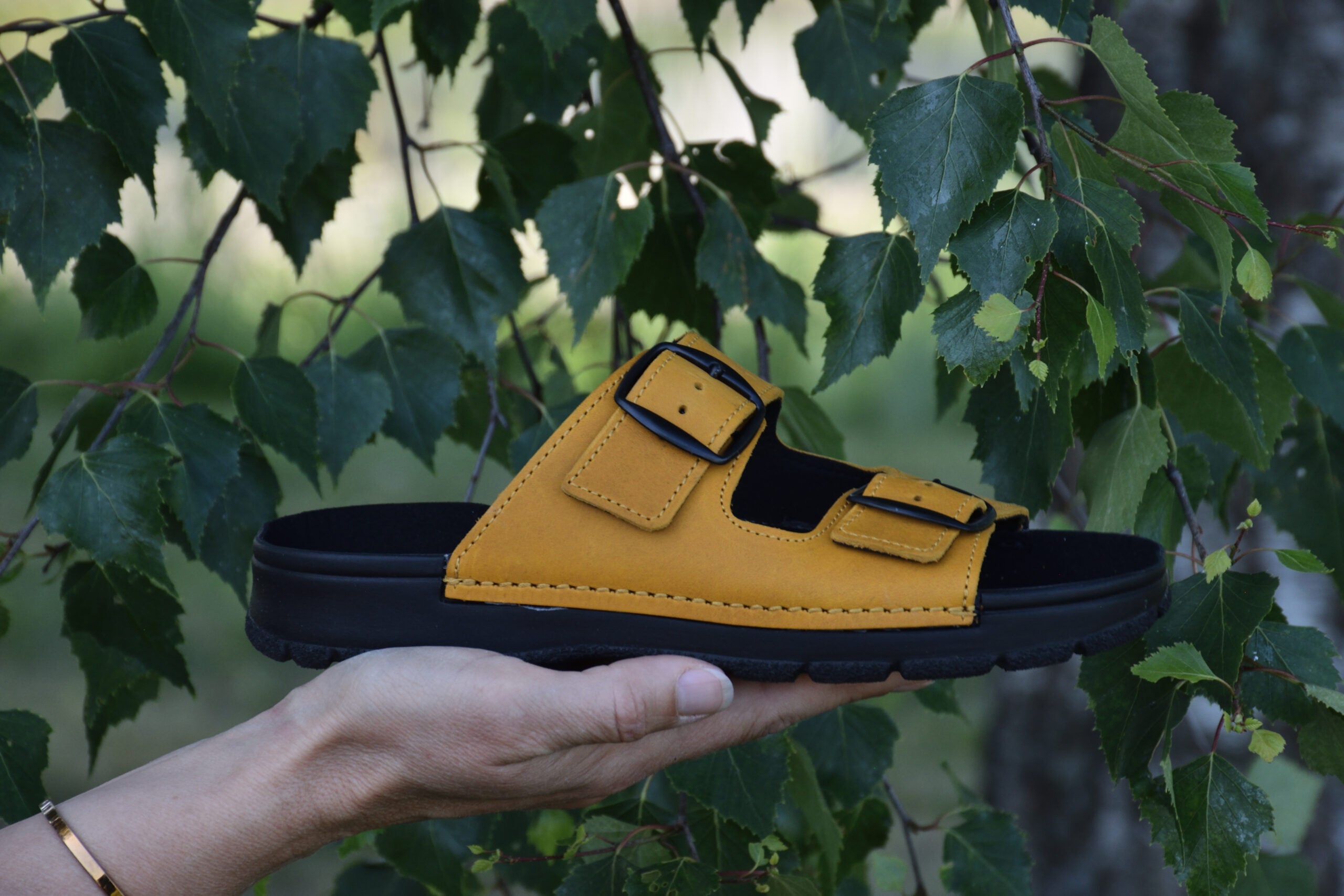 Sandales Meeliku en cuir ocre, vue alternative
