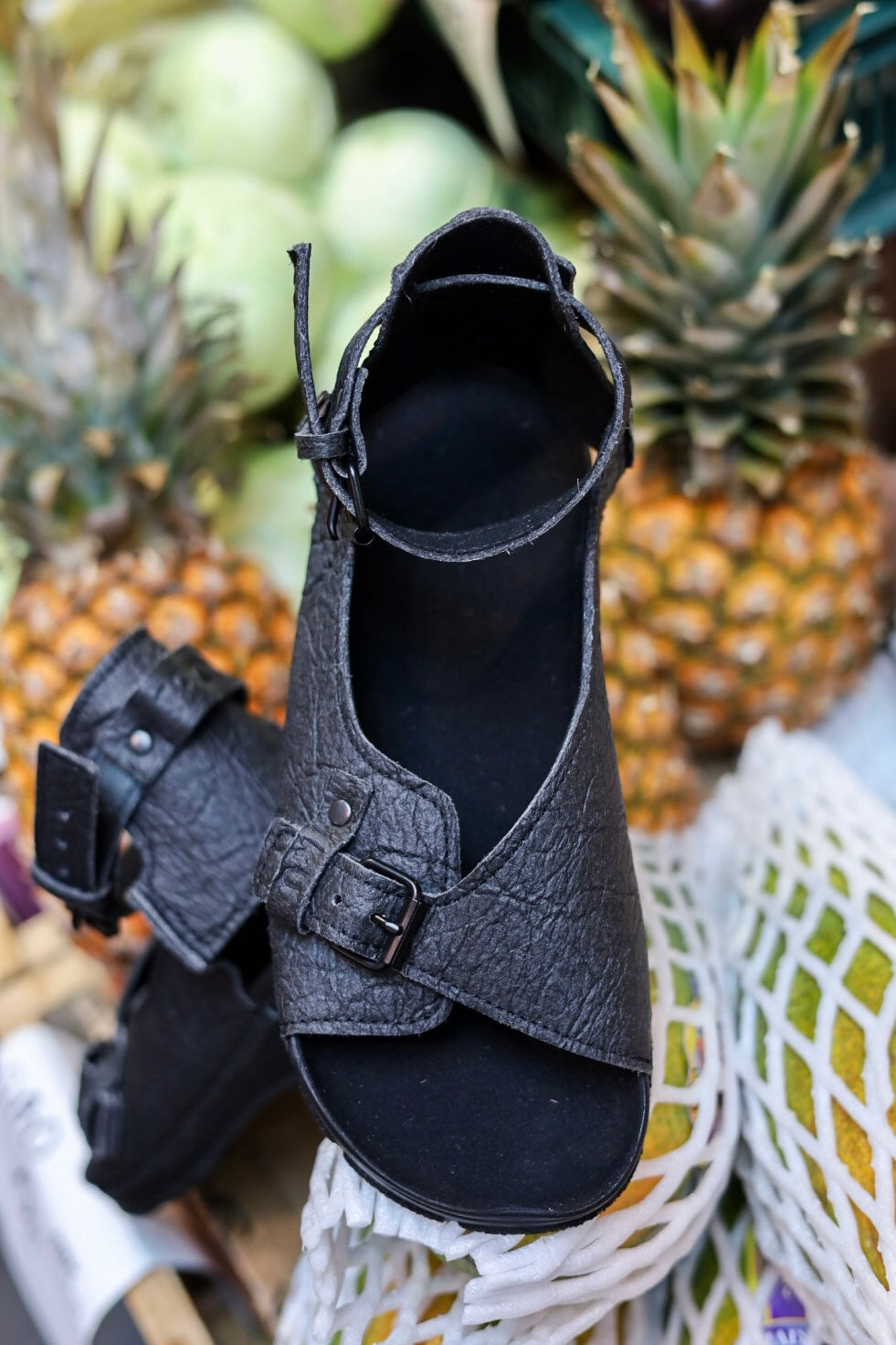 Sandales véganes TOKU Athens en simili cuir noir, vue produit