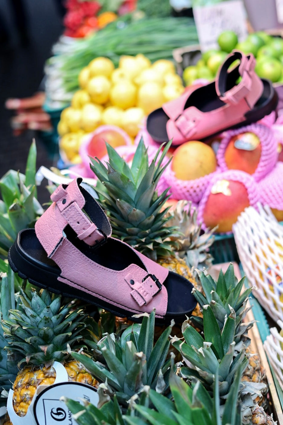 Sandales véganes TOKU Athens en simili cuir rose, vue produit