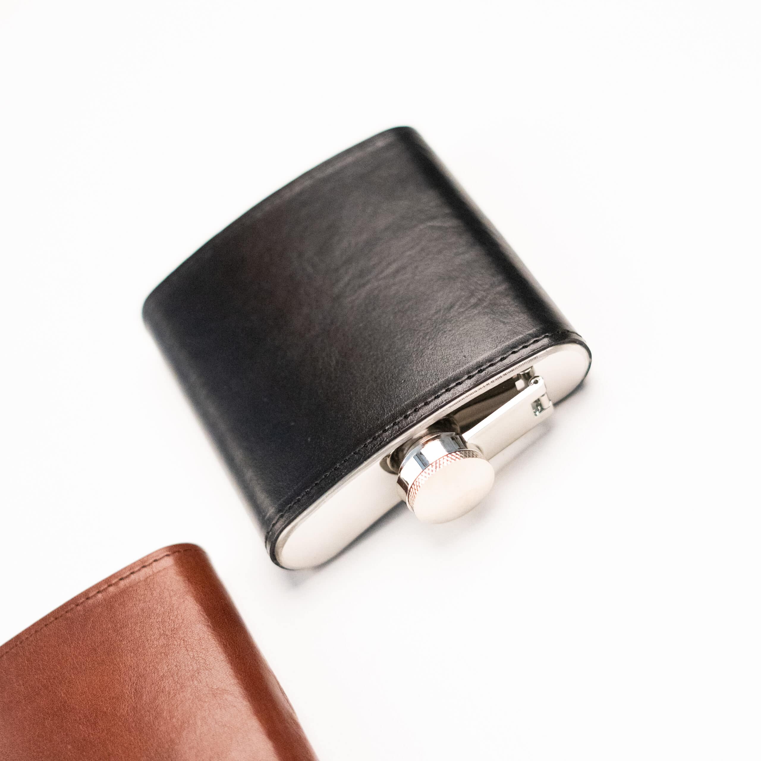 Flasque de poche n°21 en inox et cuir cognac, design classique épuré
