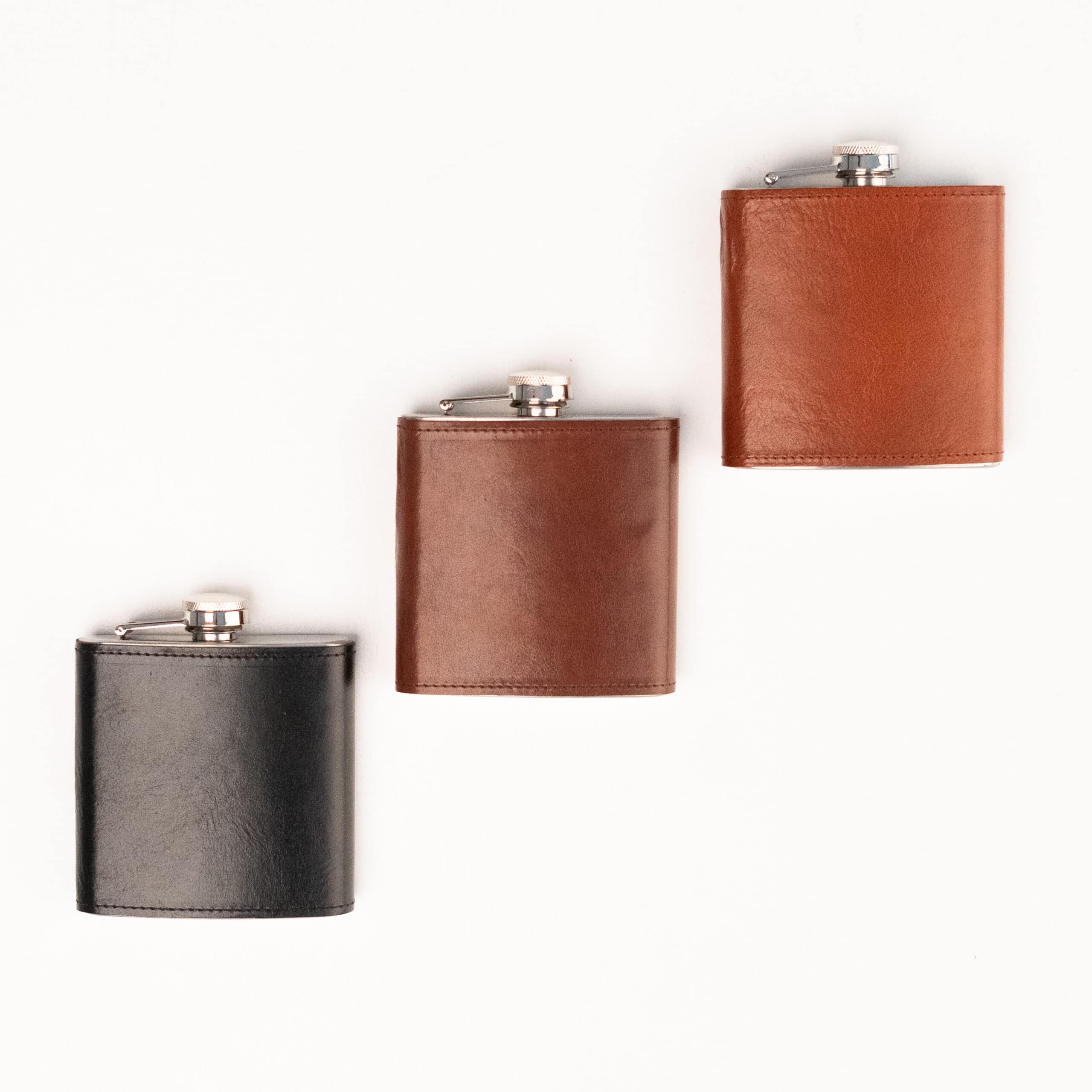 Flasque de poche n°21 en cuir brun artisanal, détail de la couture renforcée
