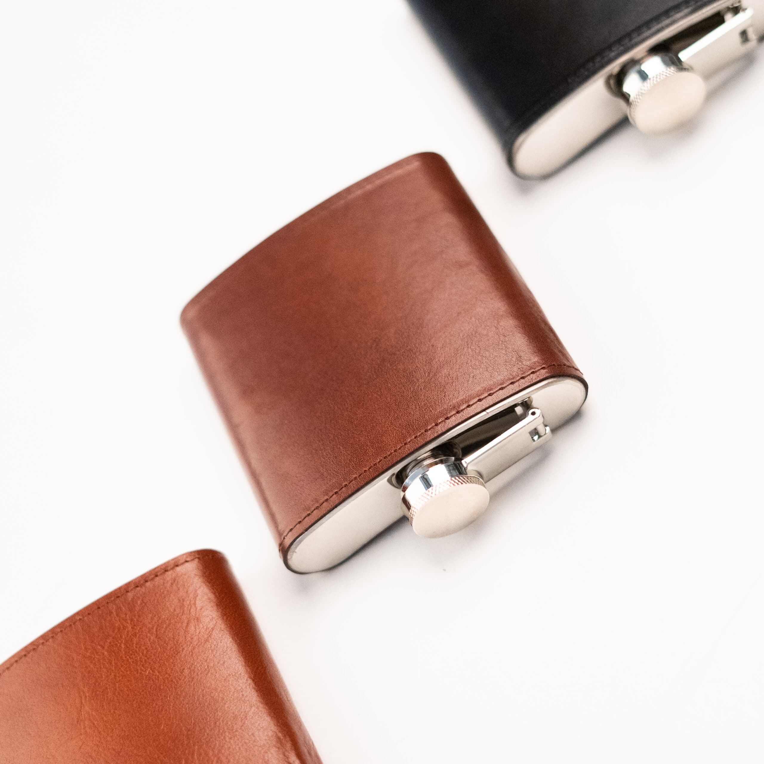 Flasque de poche n°21 en inox poli avec bouchon en bois naturel, style vintage