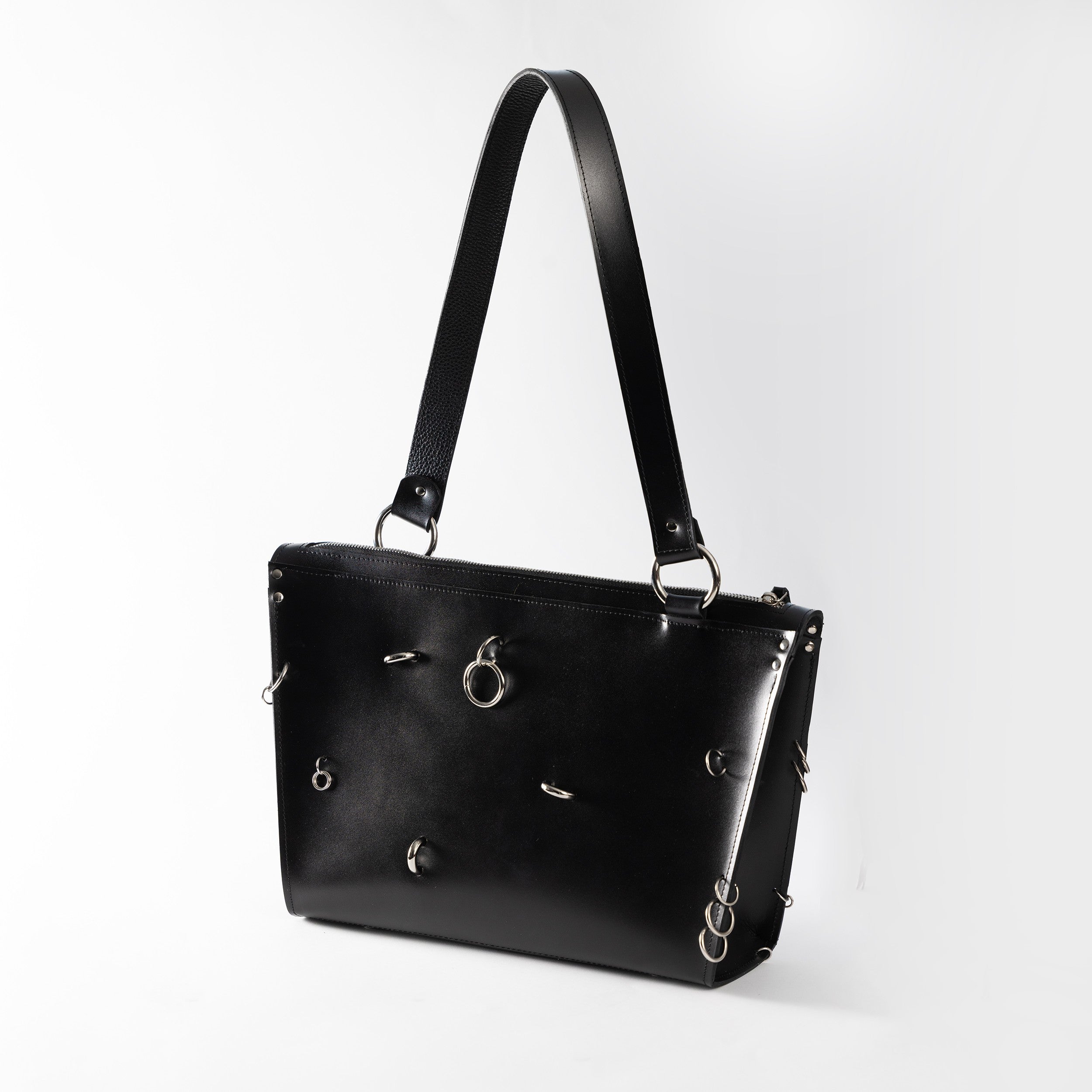 Sac à main PYKOK Arina en cuir, vue éditoriale