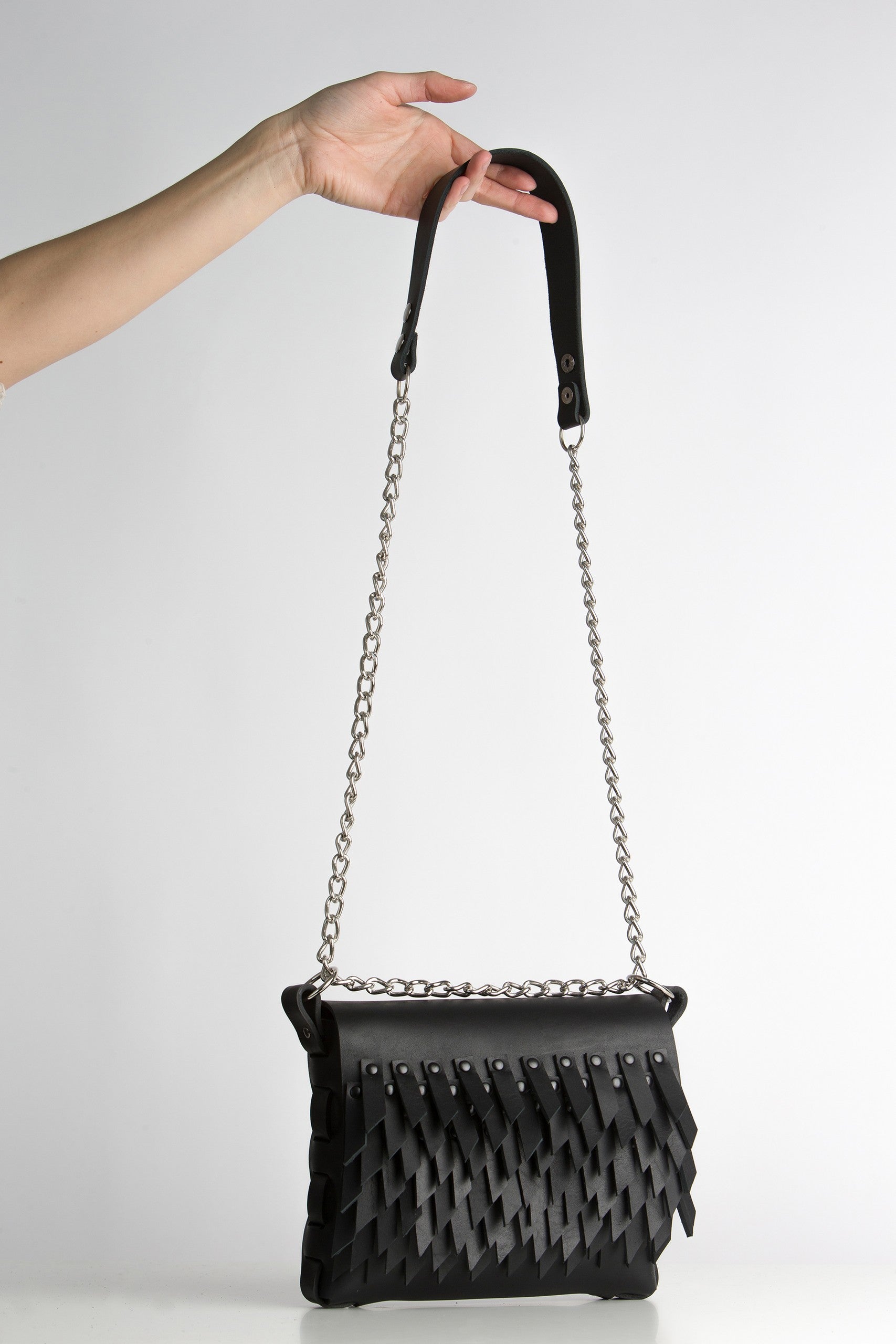 Sac à main PYKOK Barbed Sister en cuir, vue éditoriale