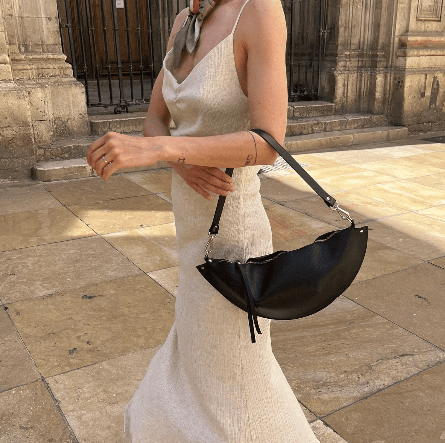 Sac à main PYKOK Olivia en cuir noir, vue éditoriale