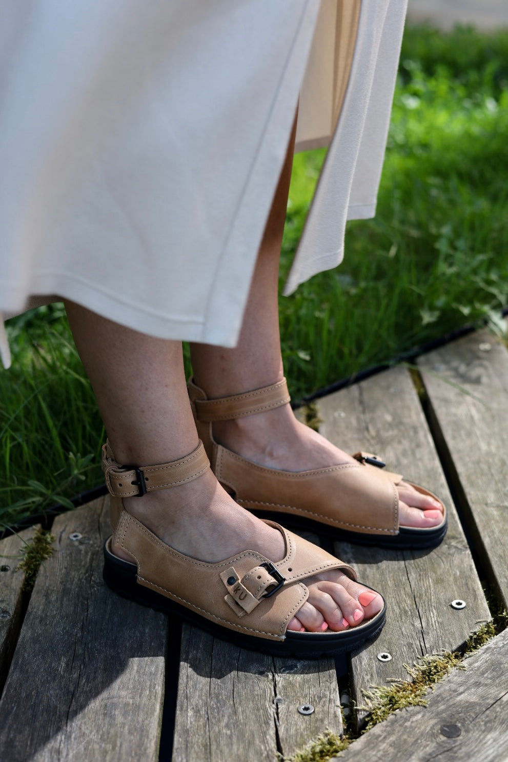 Sandales en cuir beige - TOKU Athens