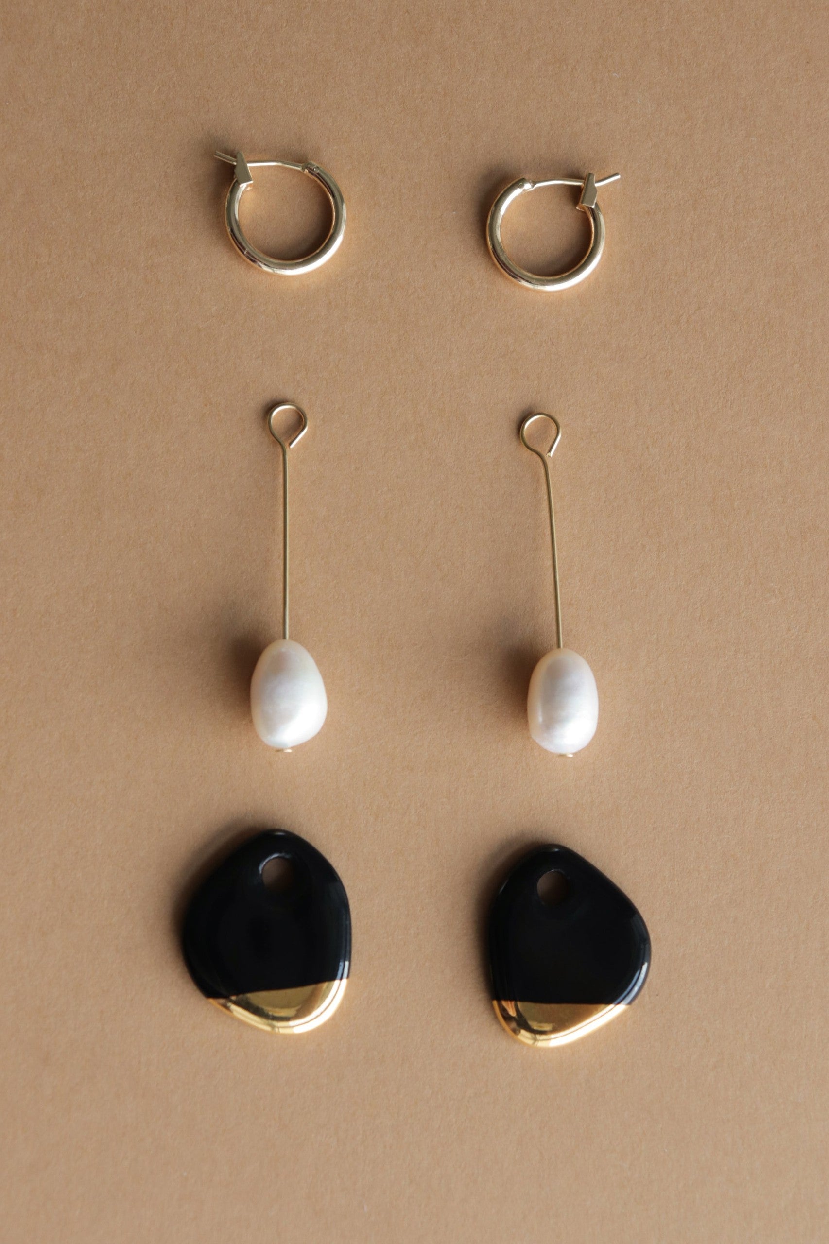 Boucles d'oreilles Arp en perle et porcelaine blanches, vue produit