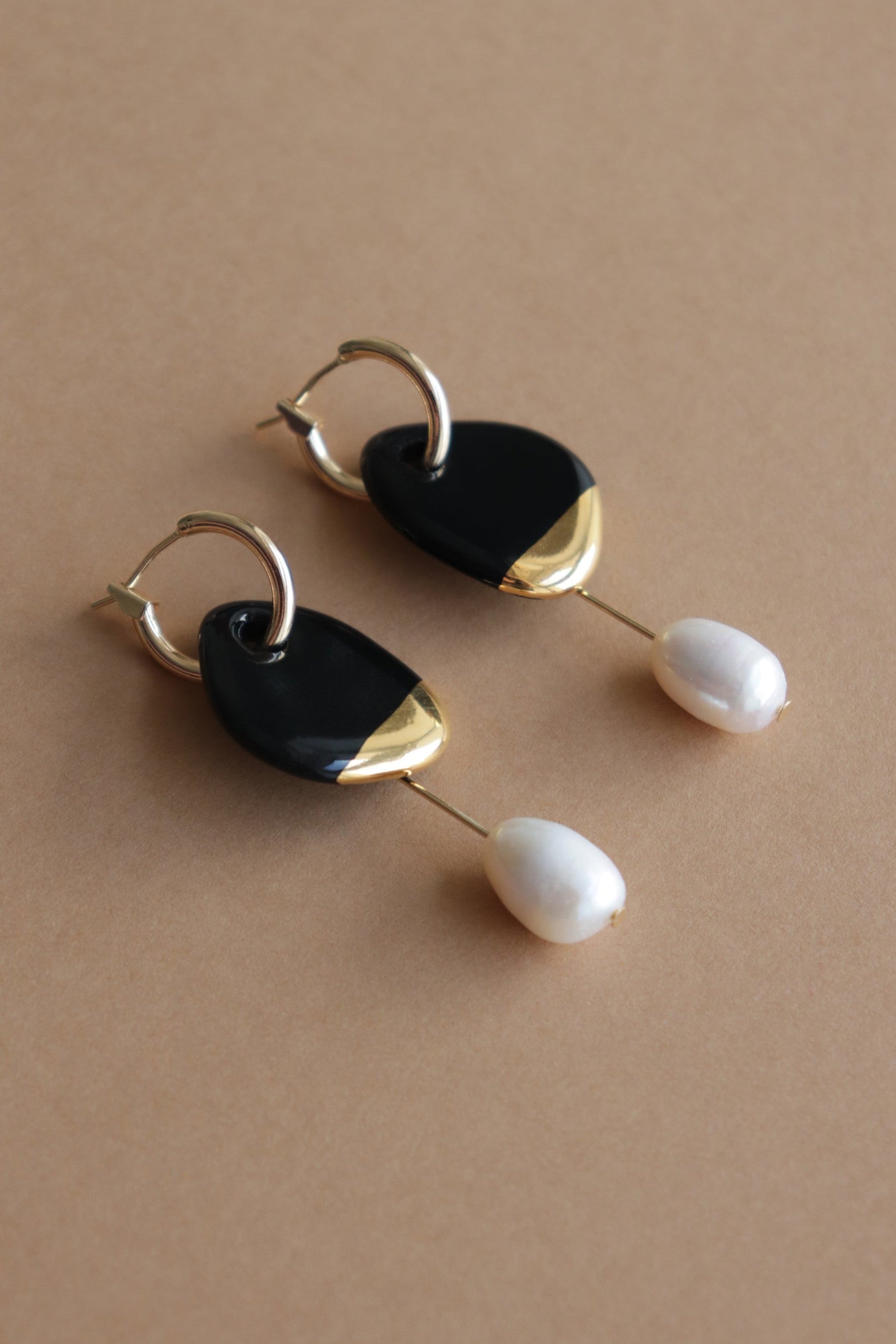 Boucles d'oreilles Arp en perle et porcelaine noires, vue produit