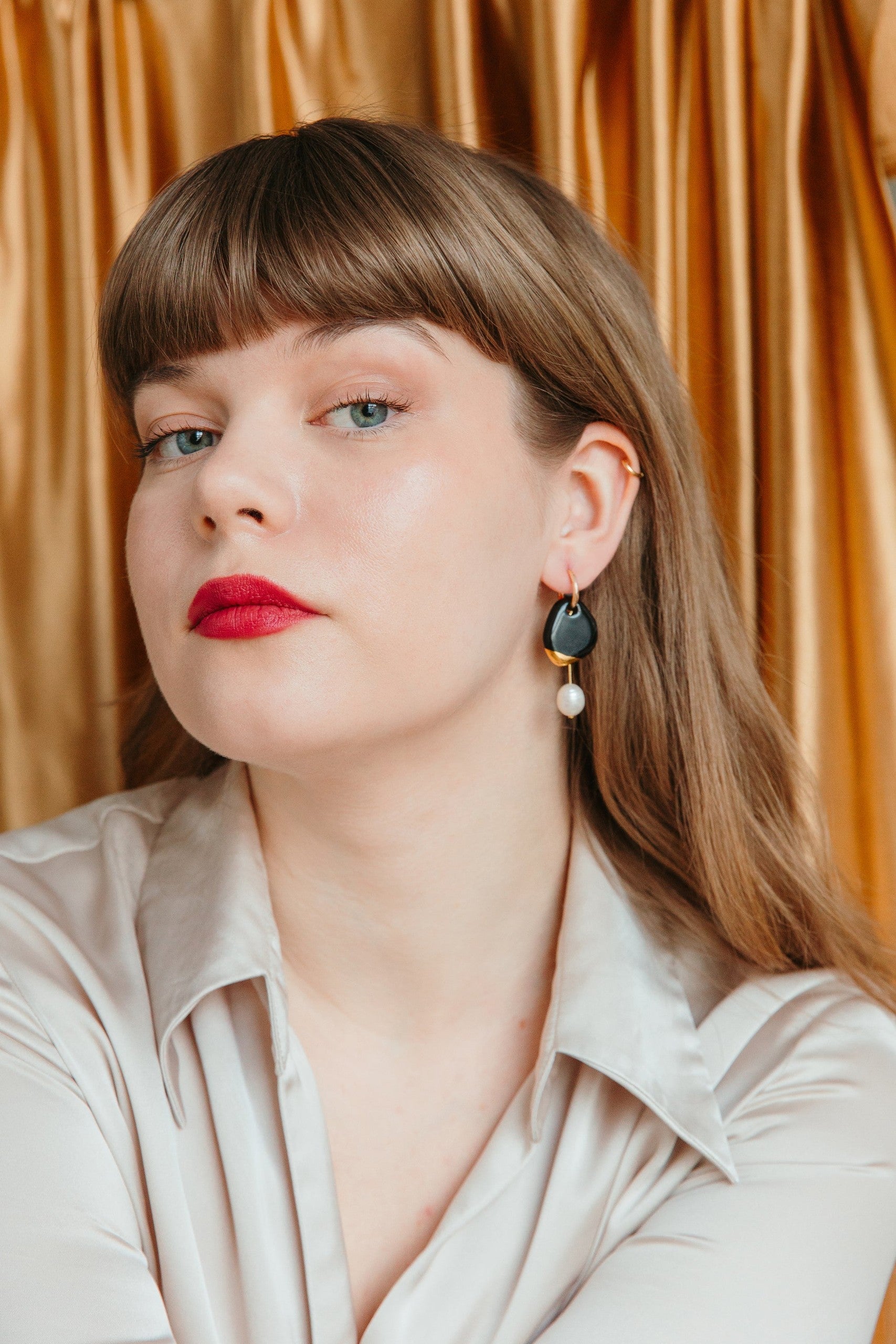 Boucles d'oreilles Arp en perle et porcelaine vert foncé, vue produit