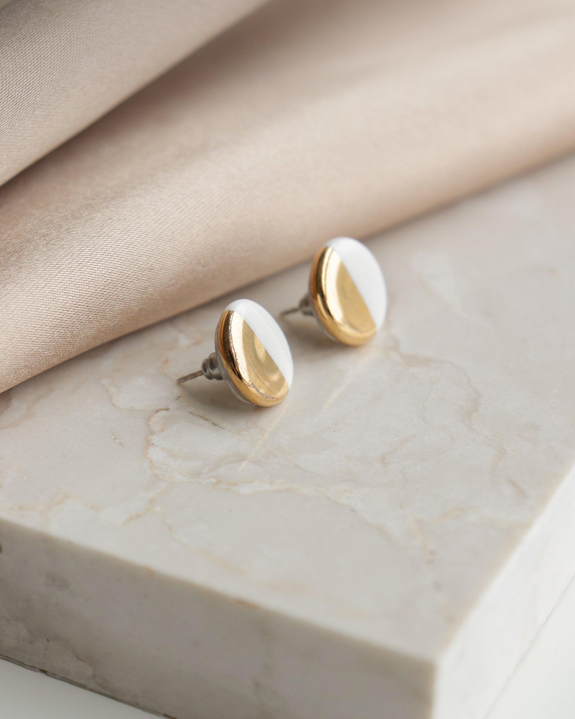 Puces d'oreilles rondes en porcelaine blanche et or, vue verticale