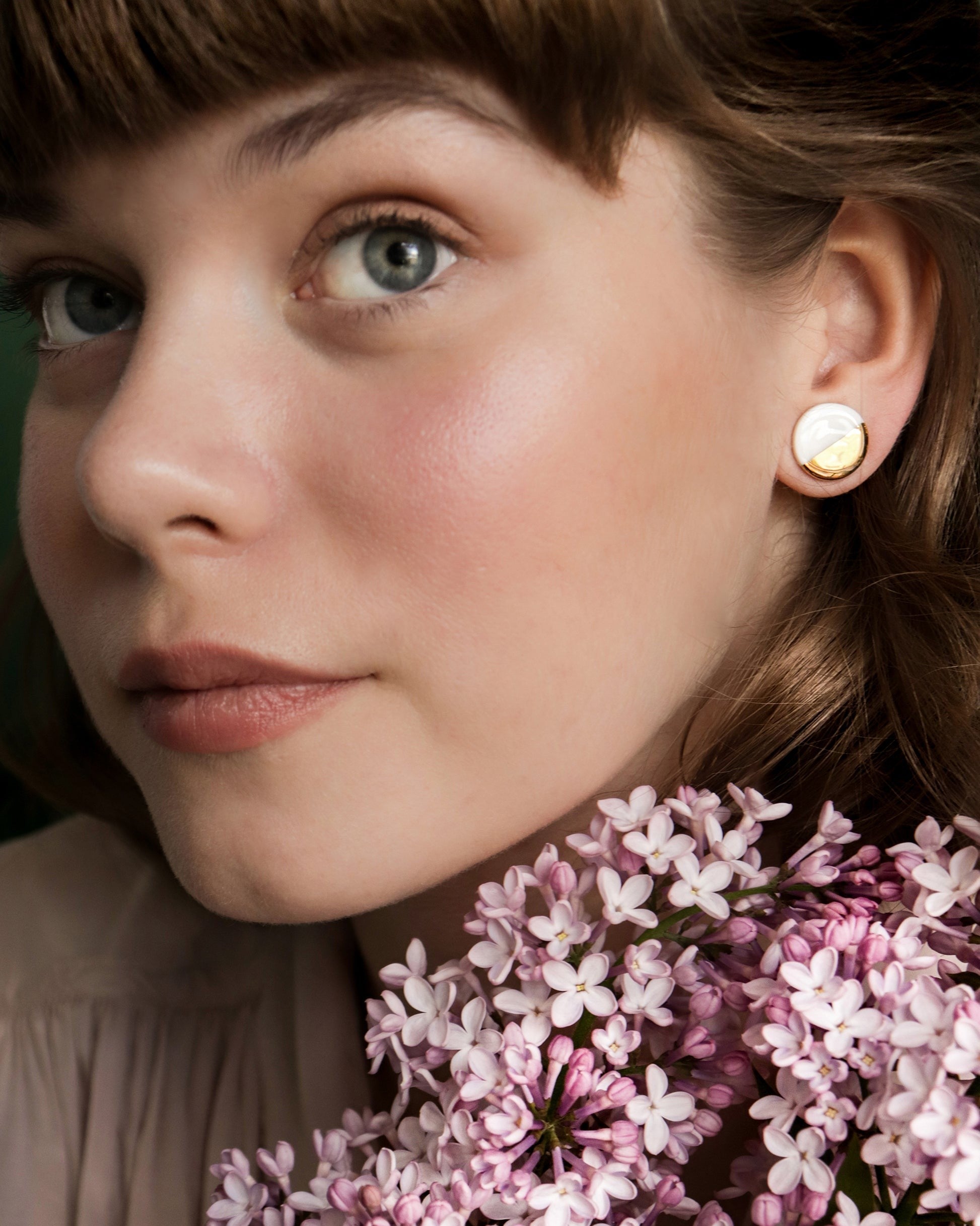 Puces d'oreilles rondes en porcelaine blanche et or, vue finale