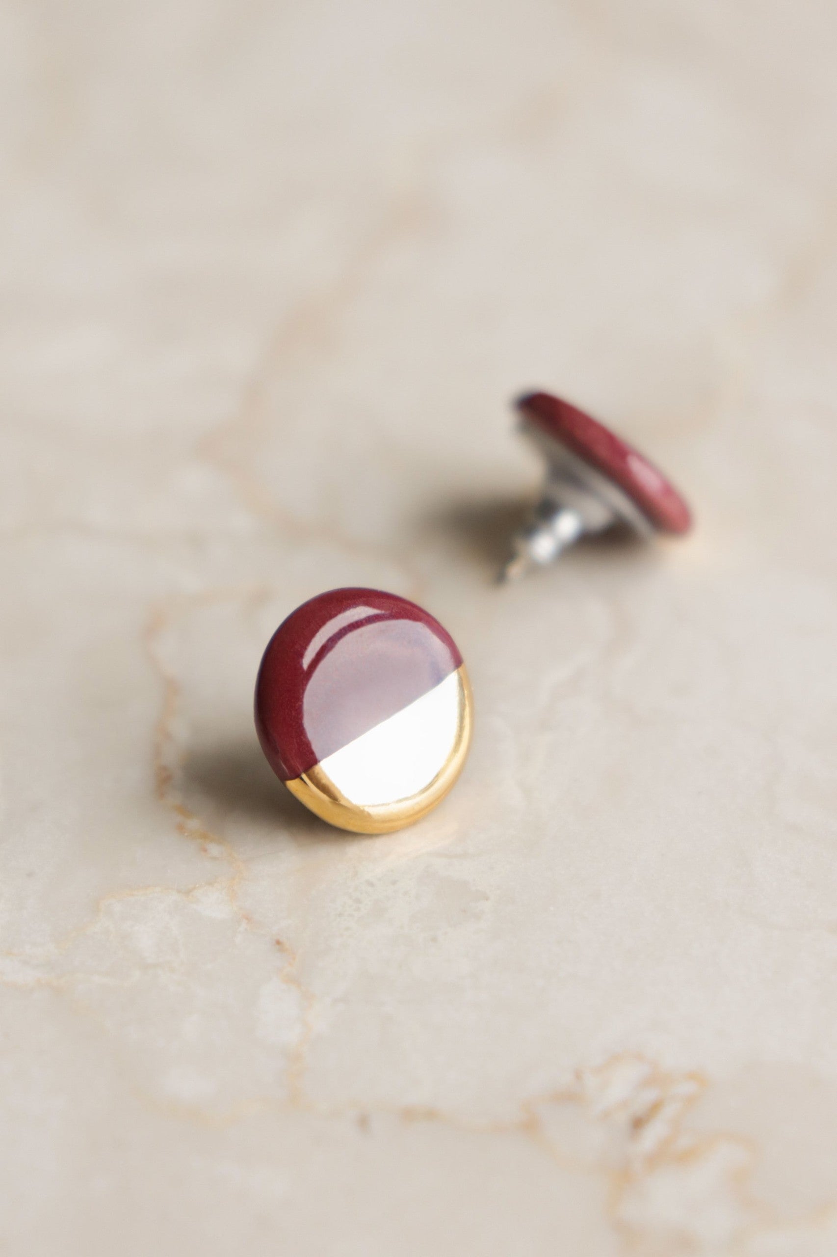 Puces d'oreilles rondes en porcelaine bordeaux et or, vue finale