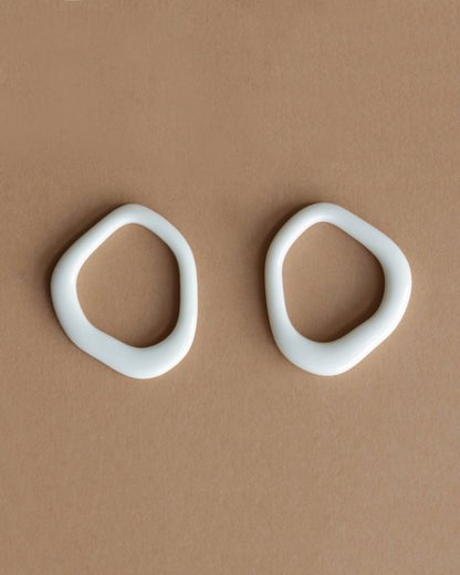 Créoles Arp en perle et porcelaine blanches, vue produit