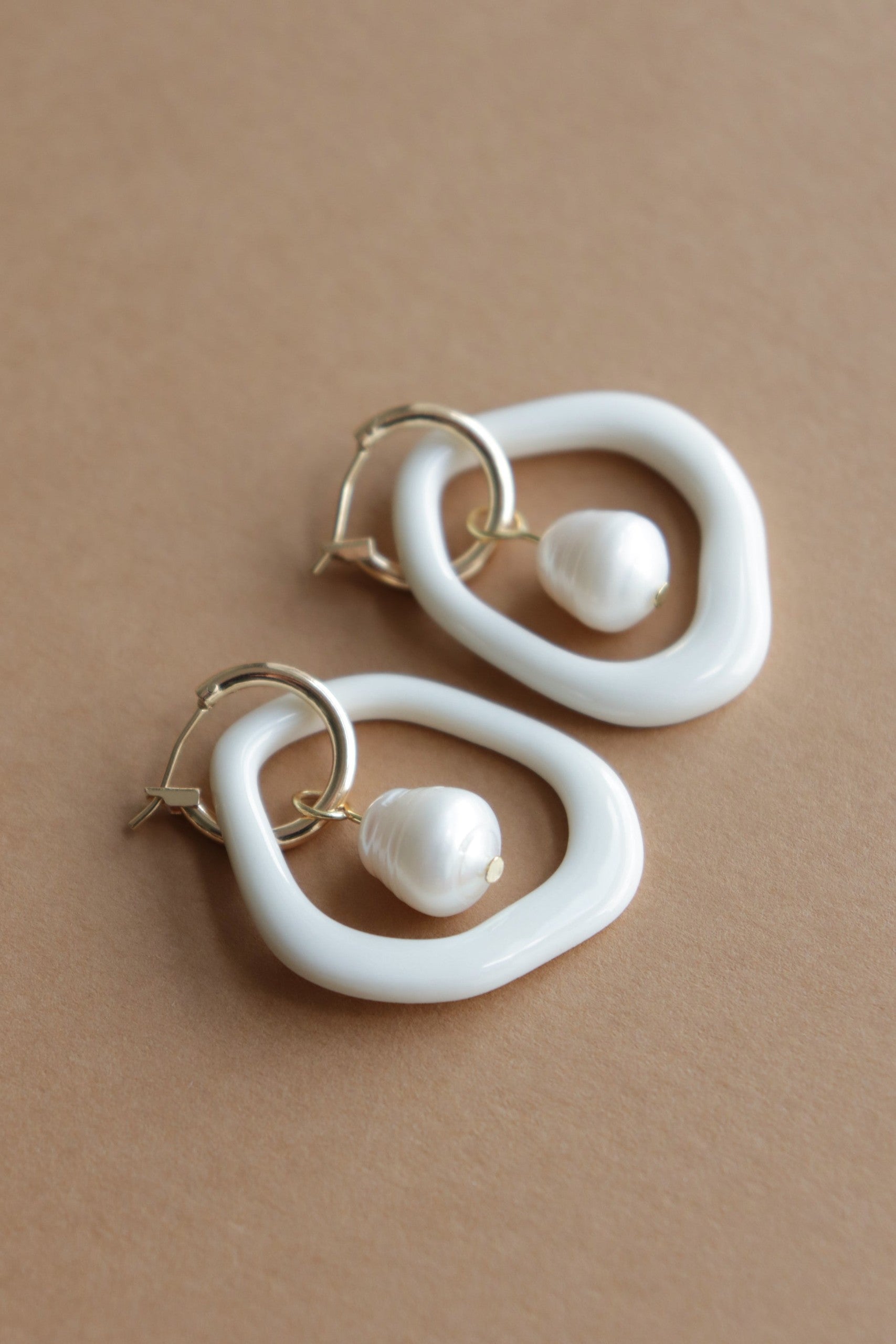 Créoles Arp en perle et porcelaine blanches, vue verticale