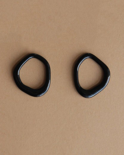 Créoles Arp en perle et porcelaine noires, vue détaillée