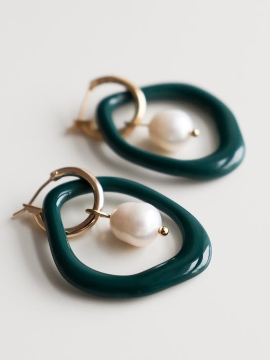 Créoles Arp en perle et porcelaine vert foncé, vue produit