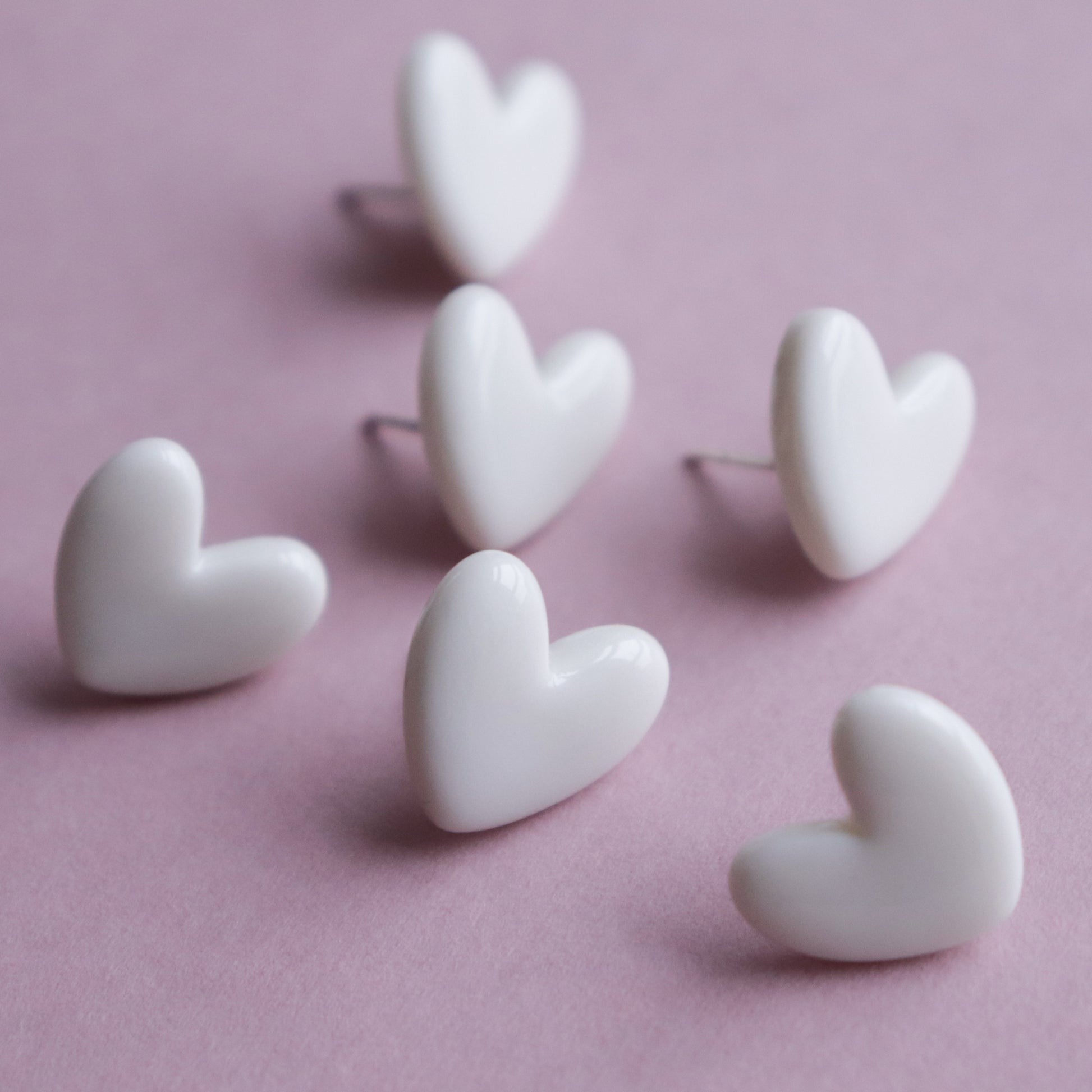 Puces d'oreilles cœur en porcelaine blanche, vue produit