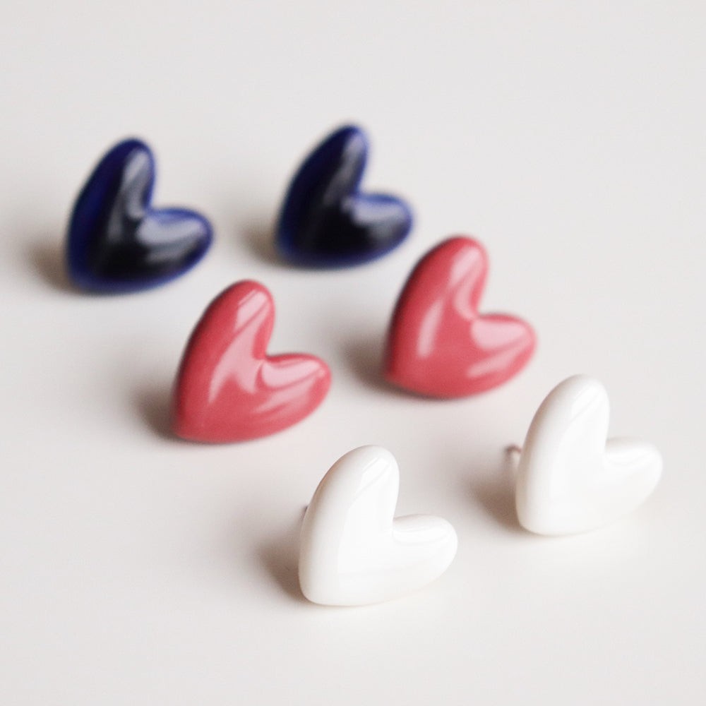 Puces d'oreilles cœur en porcelaine blanche, vue verticale