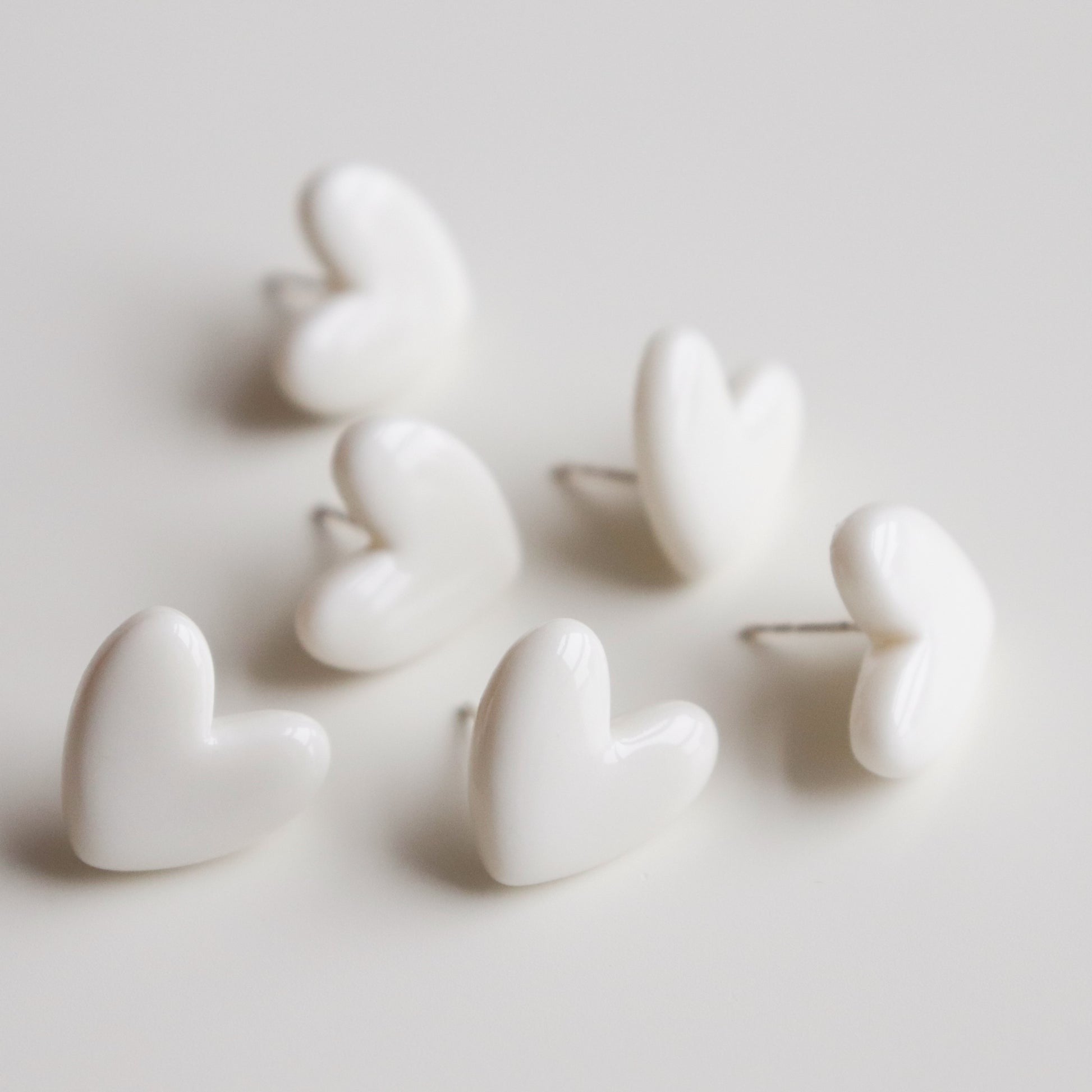 Puces d'oreilles cœur en porcelaine blanche, vue horizontale