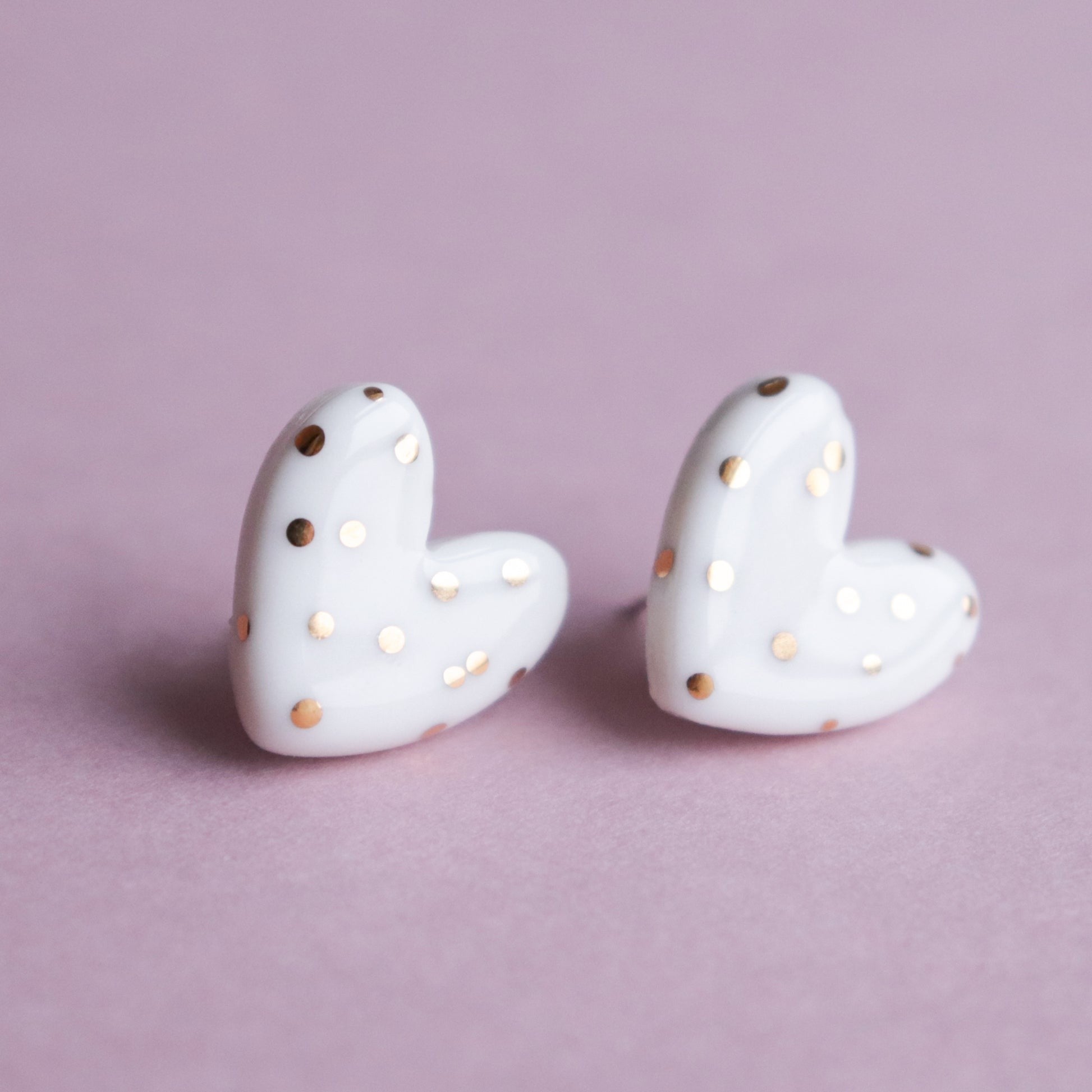 Puces d'oreilles cœur en porcelaine pointillée blanche, vue alternative