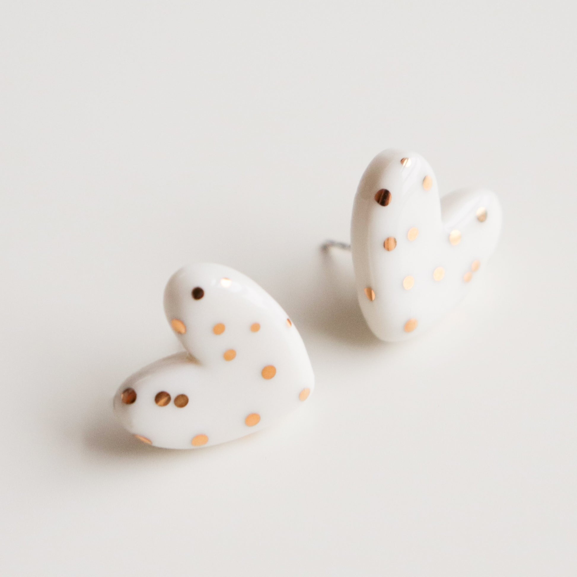 Puces d'oreilles cœur en porcelaine pointillée blanche, vue détaillée