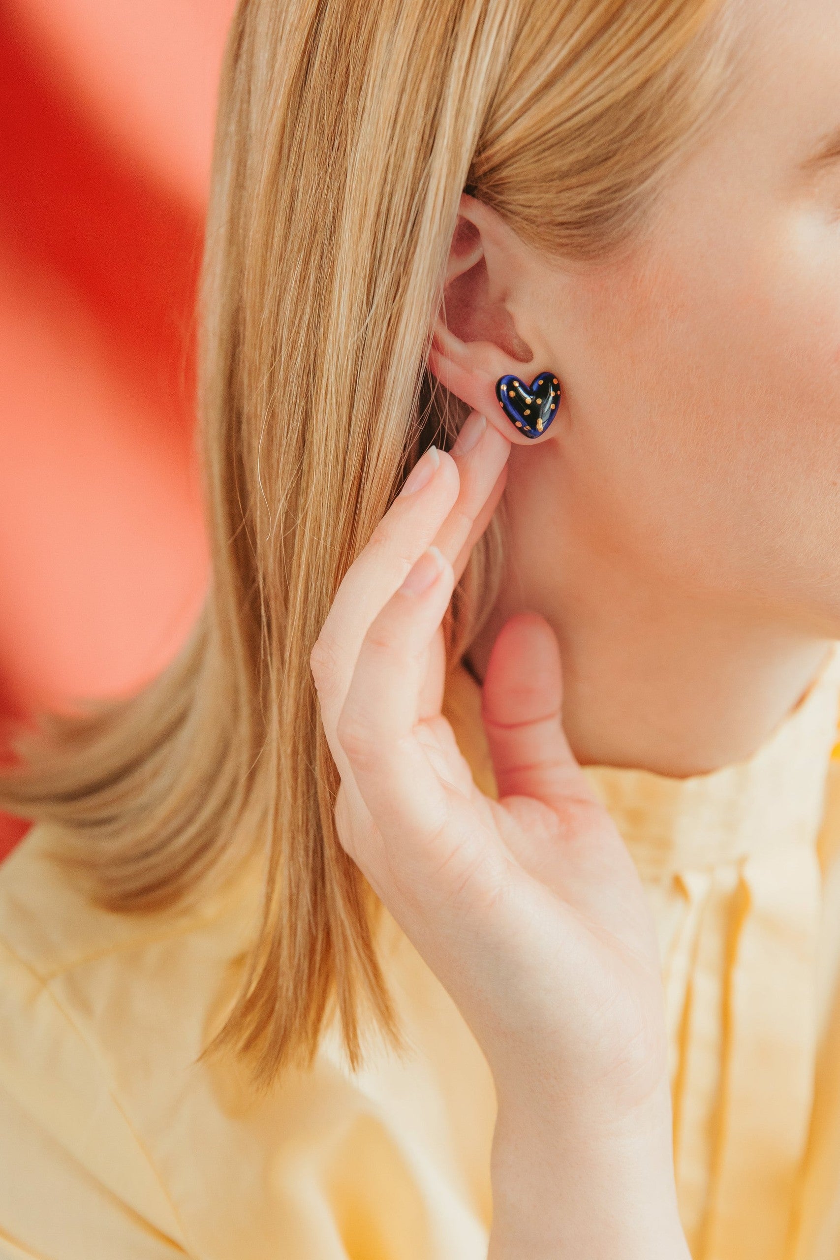 Puces d'oreilles cœur en porcelaine pointillée bleu, vue finale
