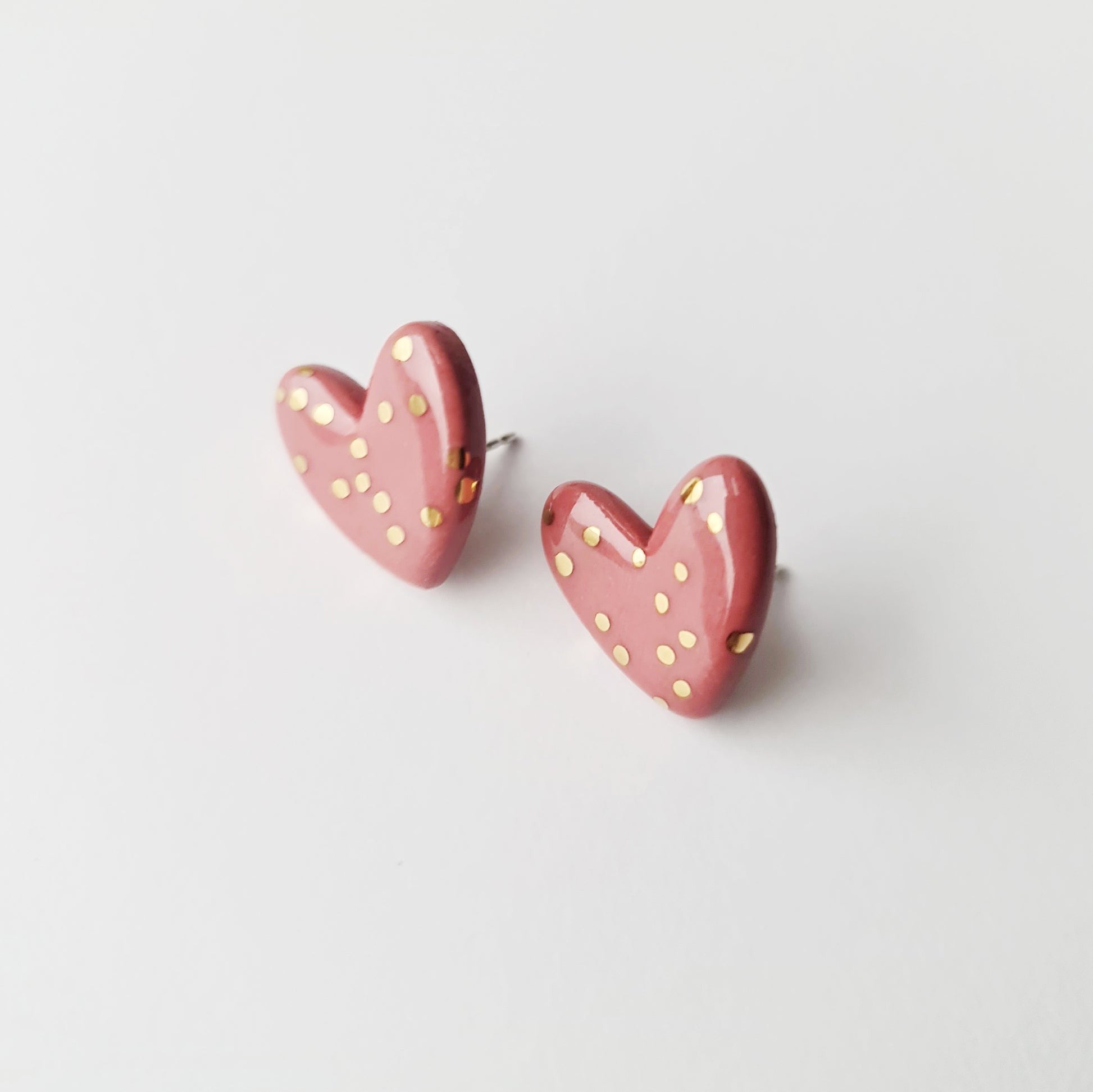 Puces d'oreilles cœur en porcelaine pointillée rose, vue finale