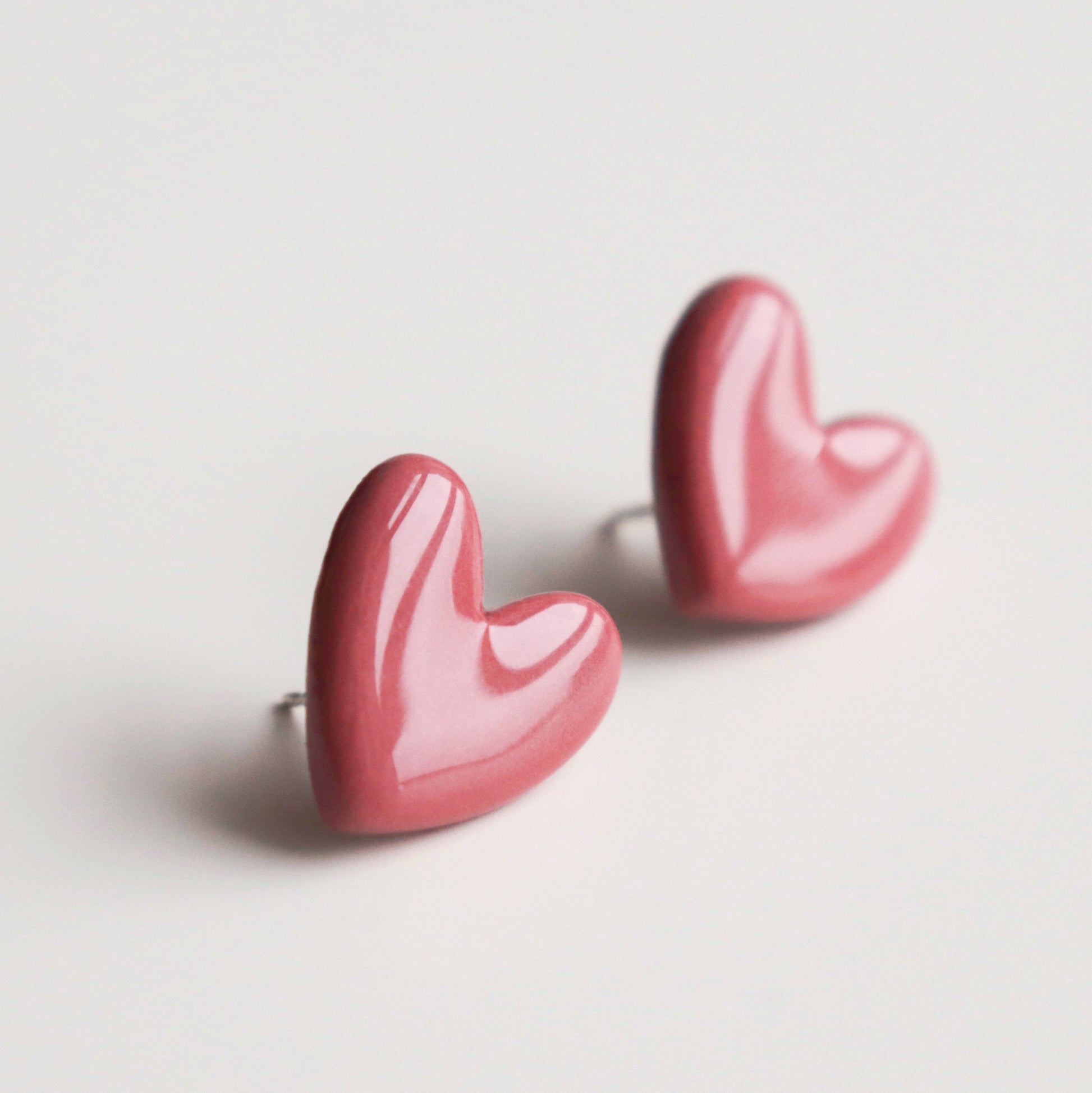 Puces d'oreilles cœur en porcelaine rose, vue finale