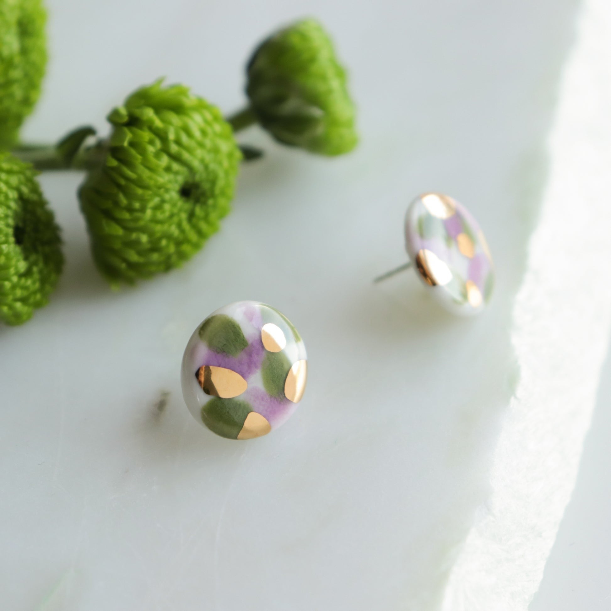 Puces d'oreilles Tache en porcelaine vert et violet, vue détaillée
