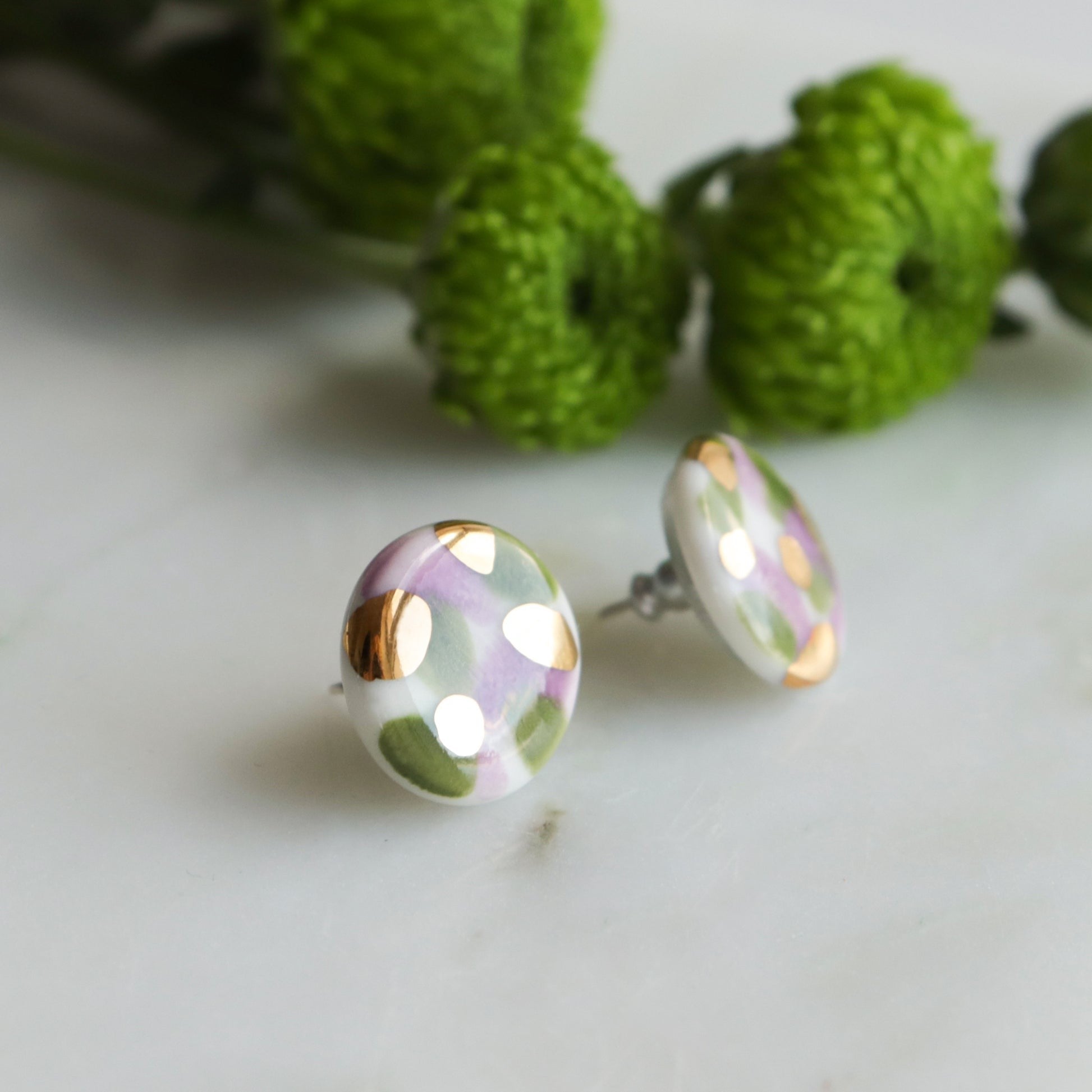 Puces d'oreilles Tache en porcelaine vert et violet, vue éditoriale