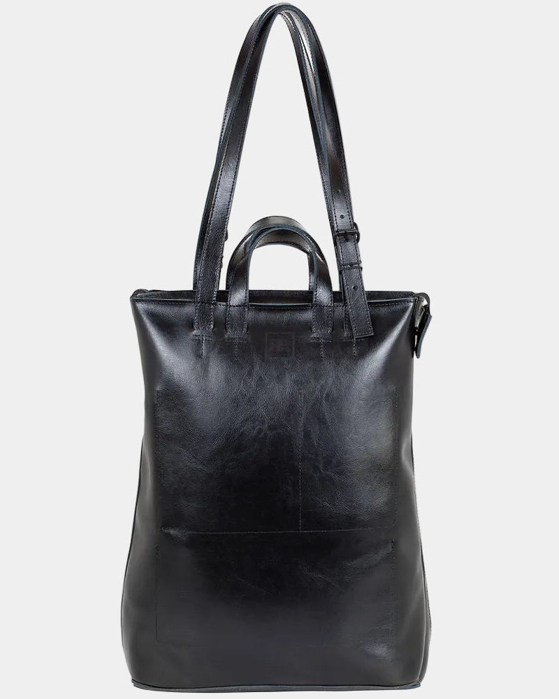 Sac cabas en cuir structuré tenu en intérieur, photo lifestyle quotidien