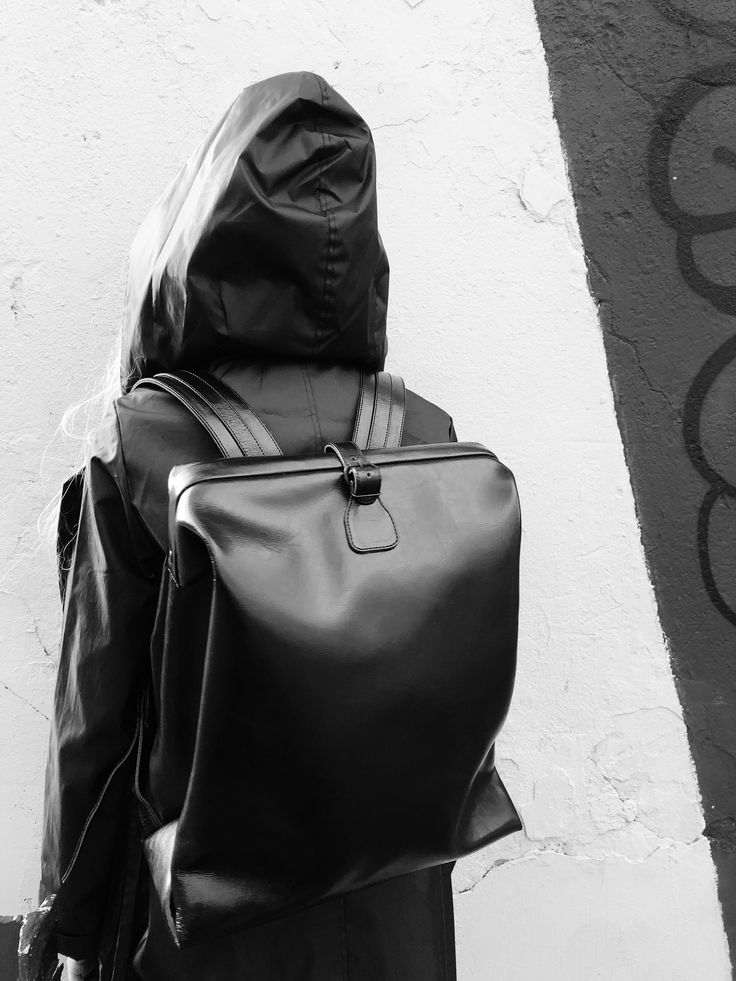 Sac à dos en cuir noir brillant RR, vue de profil avec lanières structurées