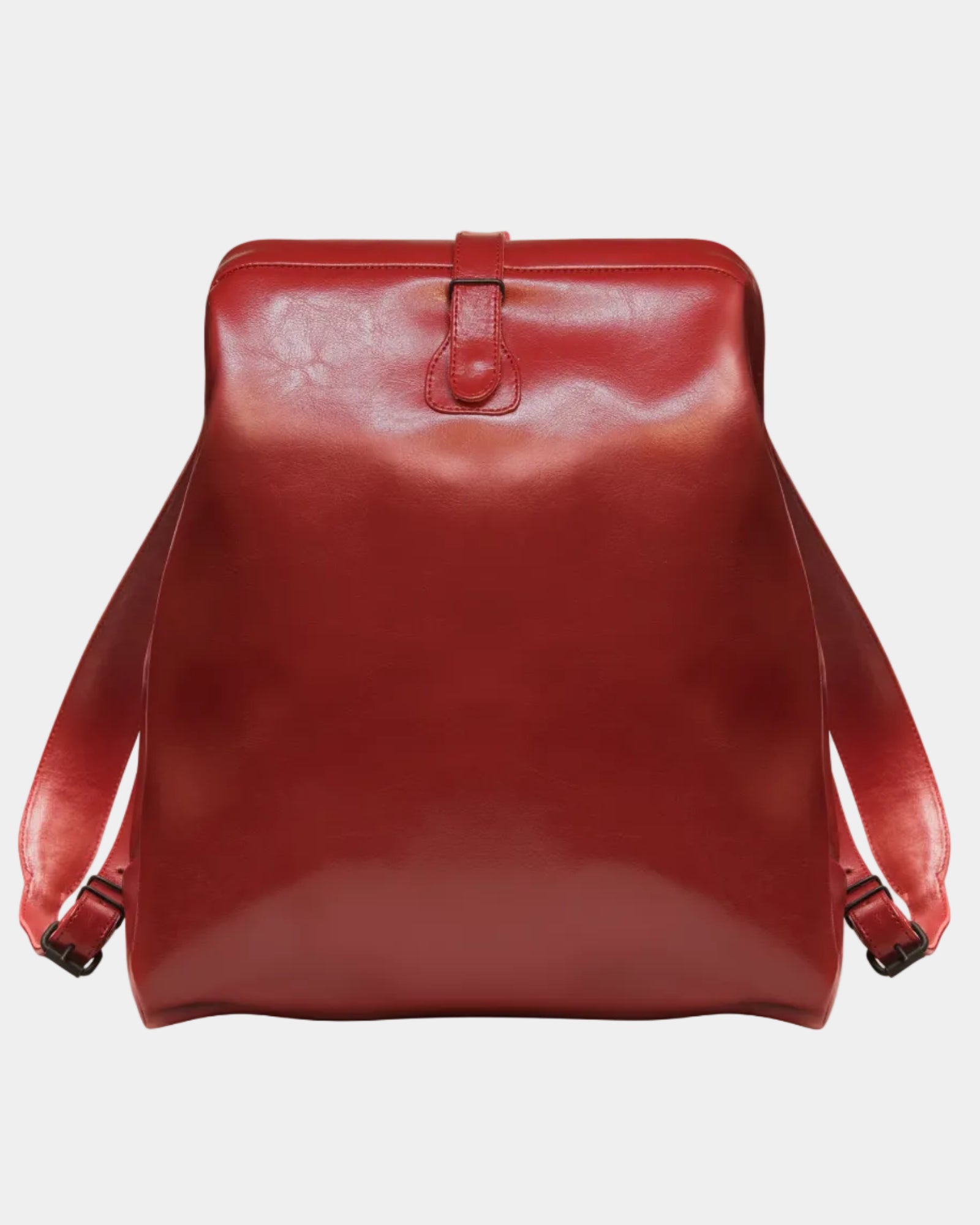 Sac à dos en cuir rouge taille M ou L RR, porté en studio fond blanc