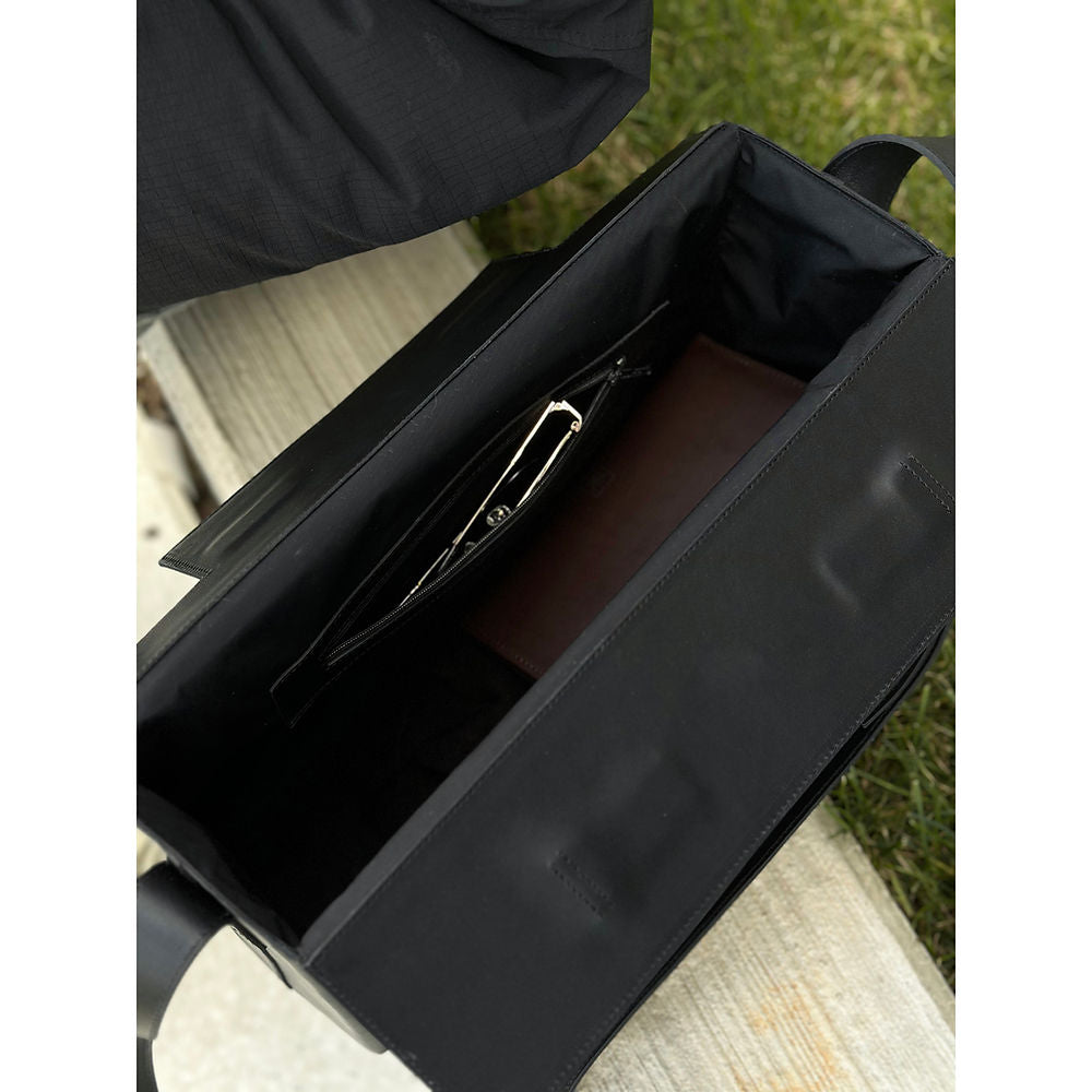 Sac BOX en cuir structuré géométrique RR, posé à plat