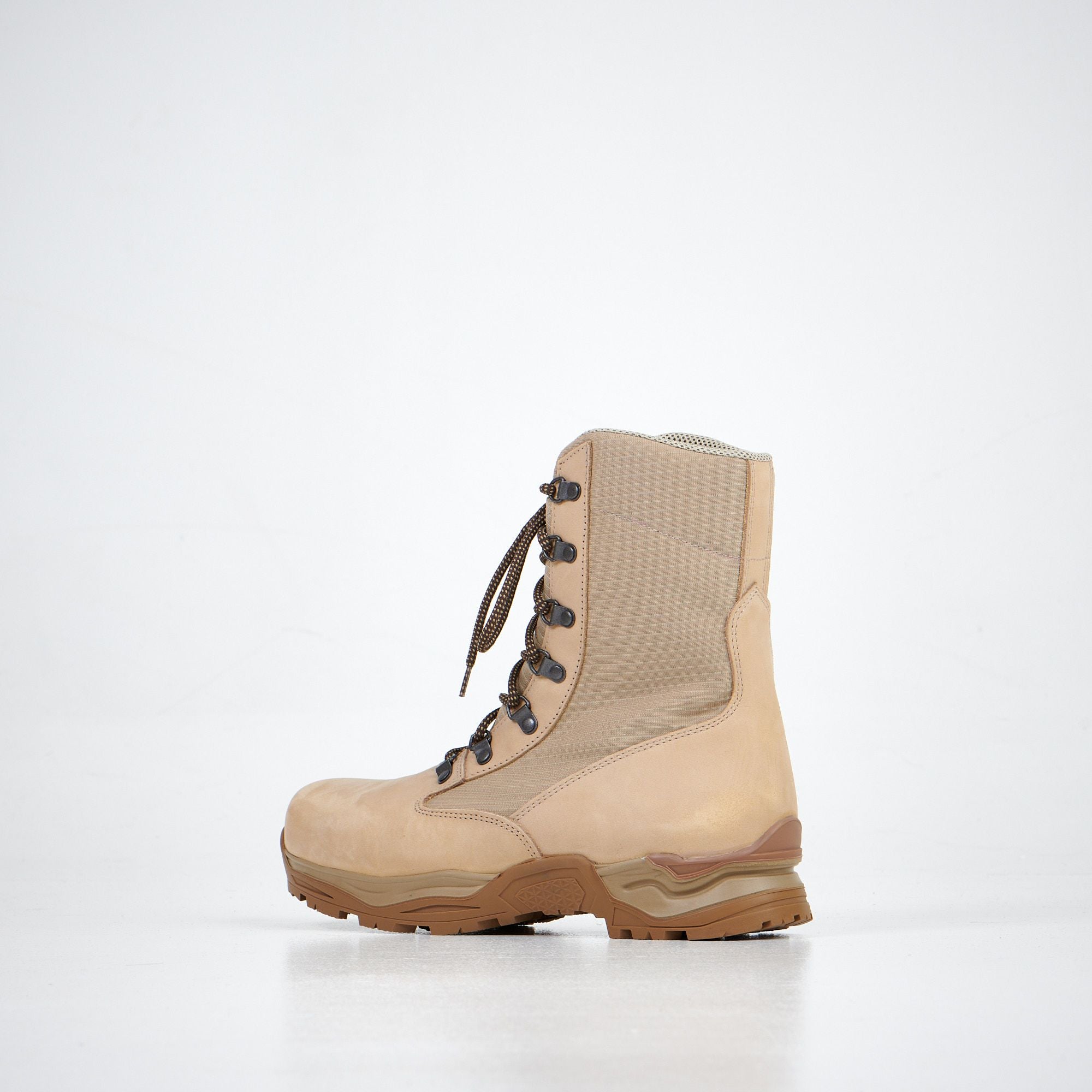 Desert boots en cuir noir épais, semelle plate, vue de profil