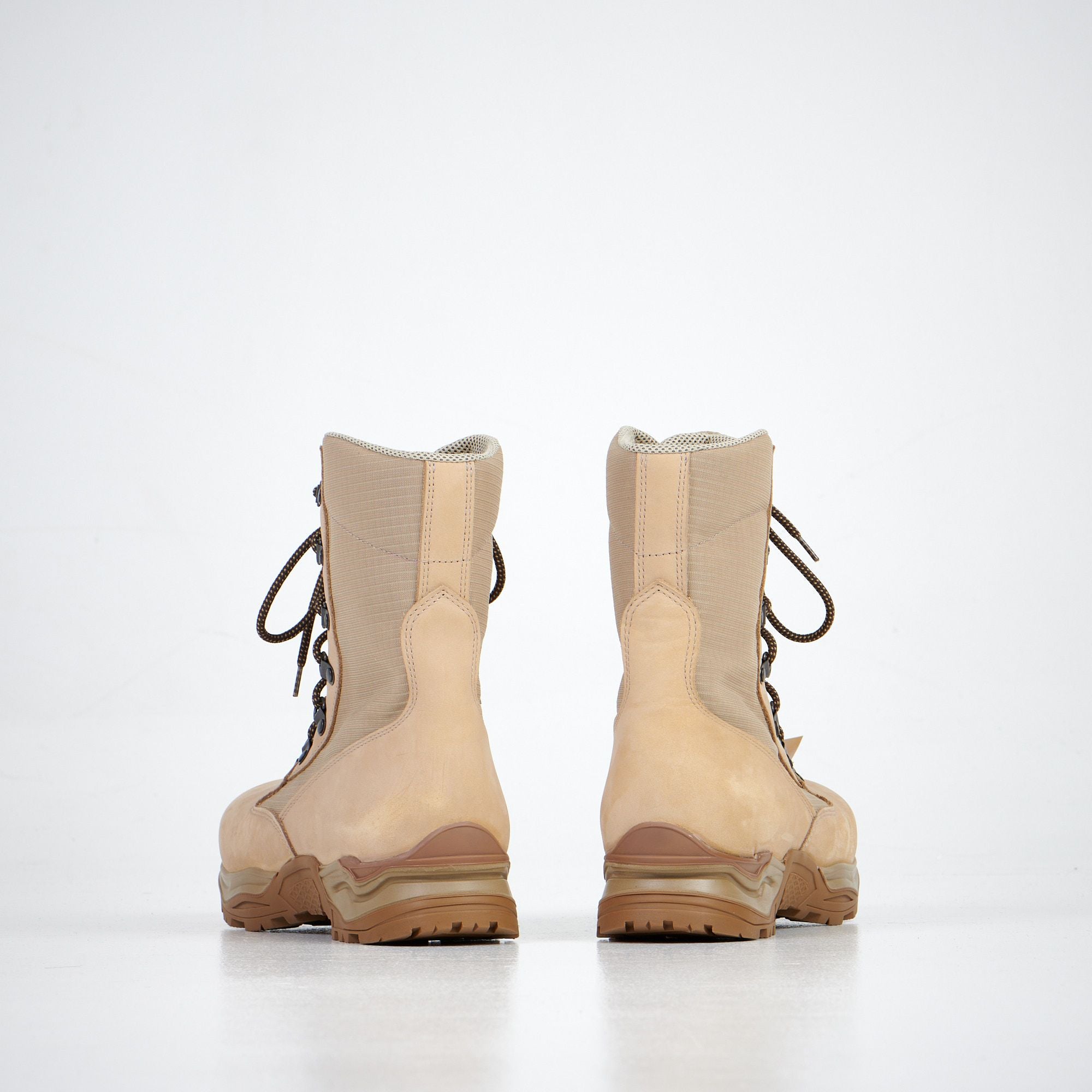 Desert boots en cuir noir épais, semelle plate, deuxième vue de profil