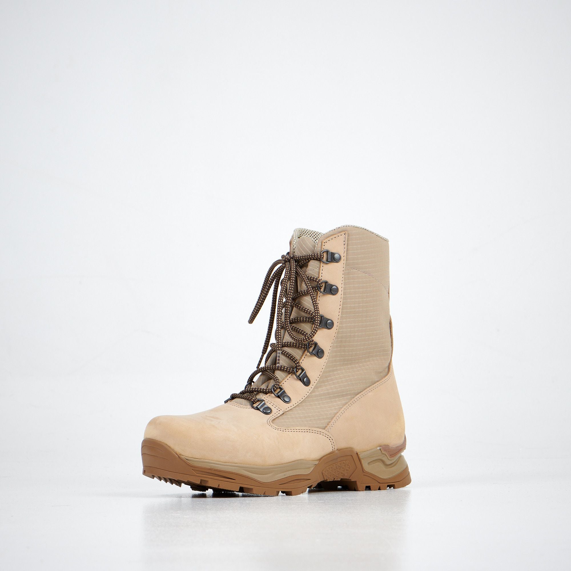 Desert boots en cuir noir épais, semelle plate, vue trois quarts