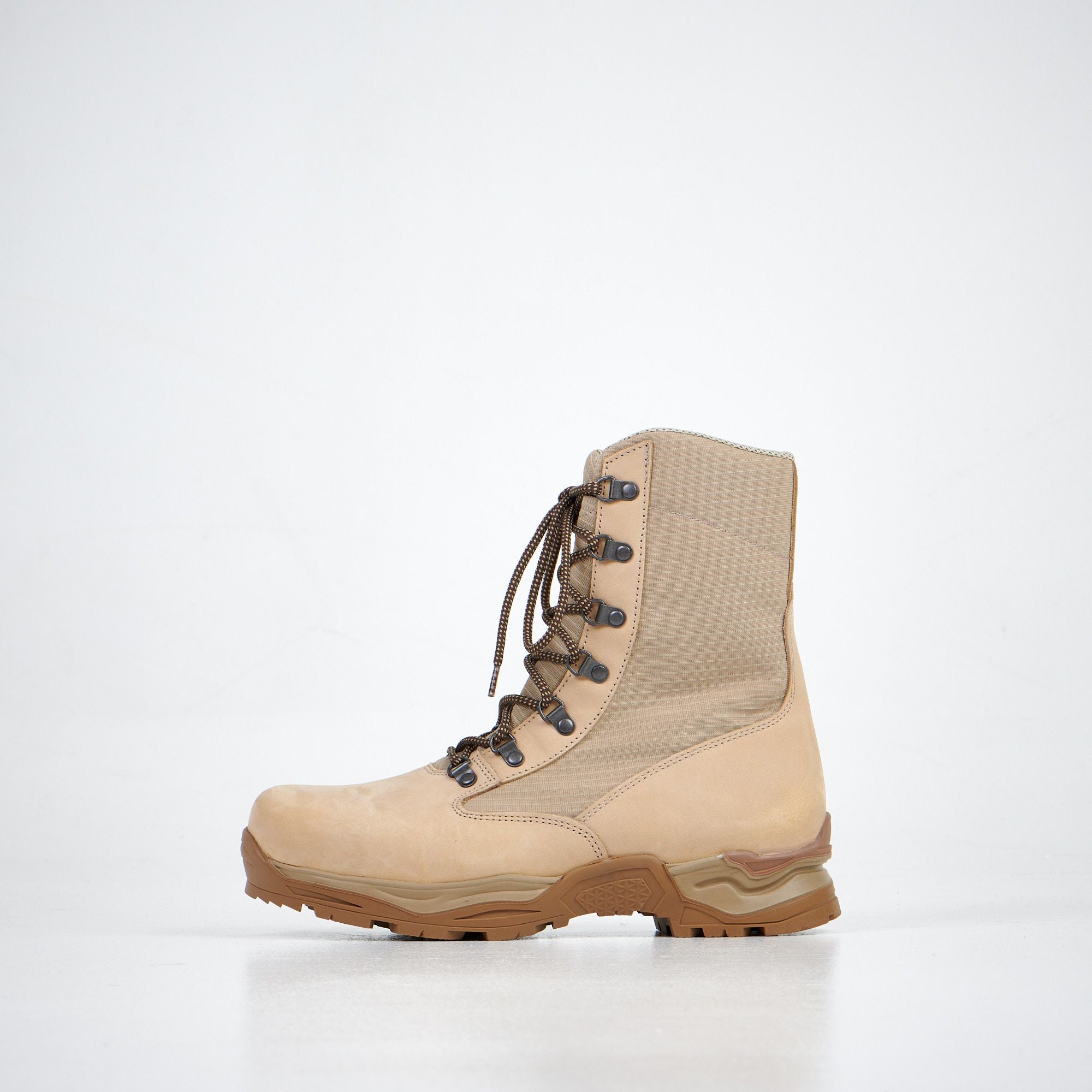 Desert boots en cuir noir épais, semelle plate, vue arrière