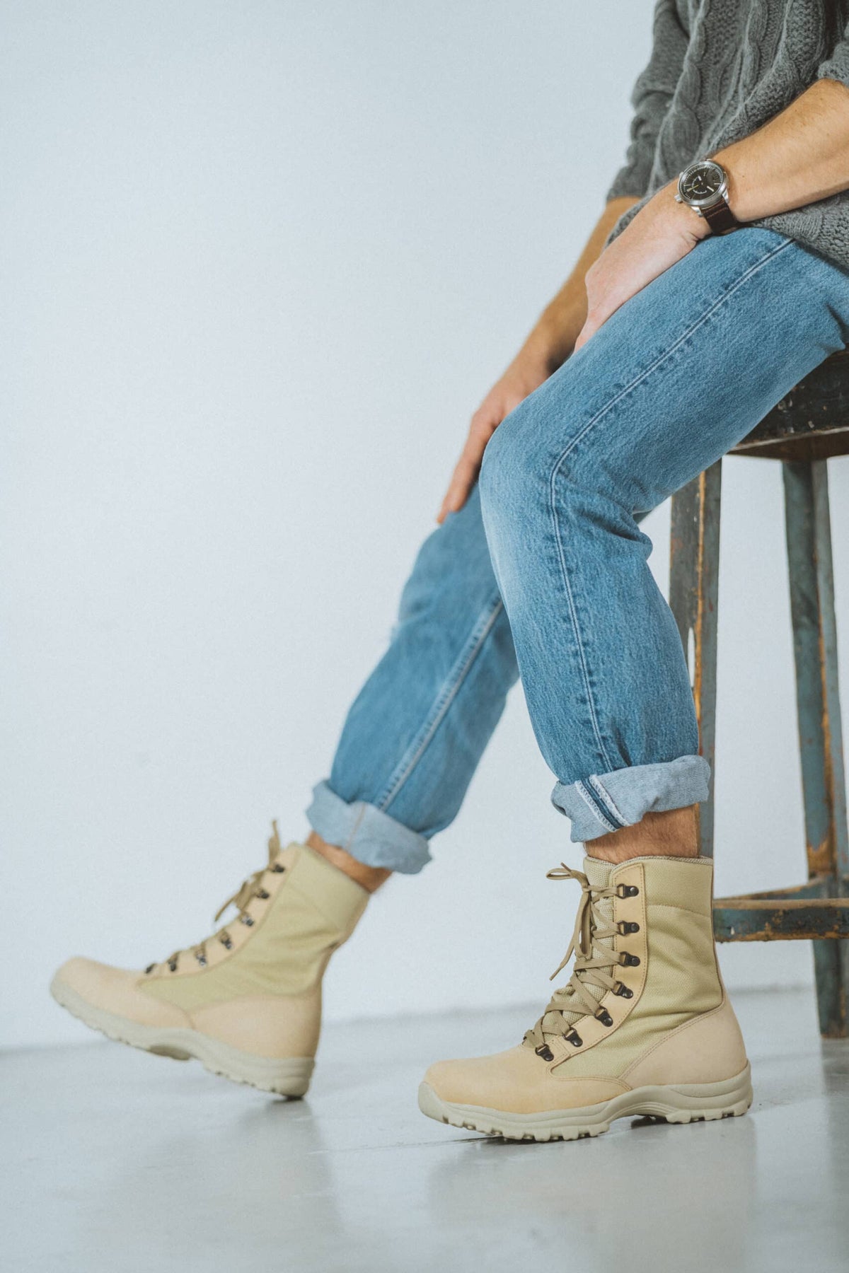 Desert boots en cuir beige clair, vue de profil