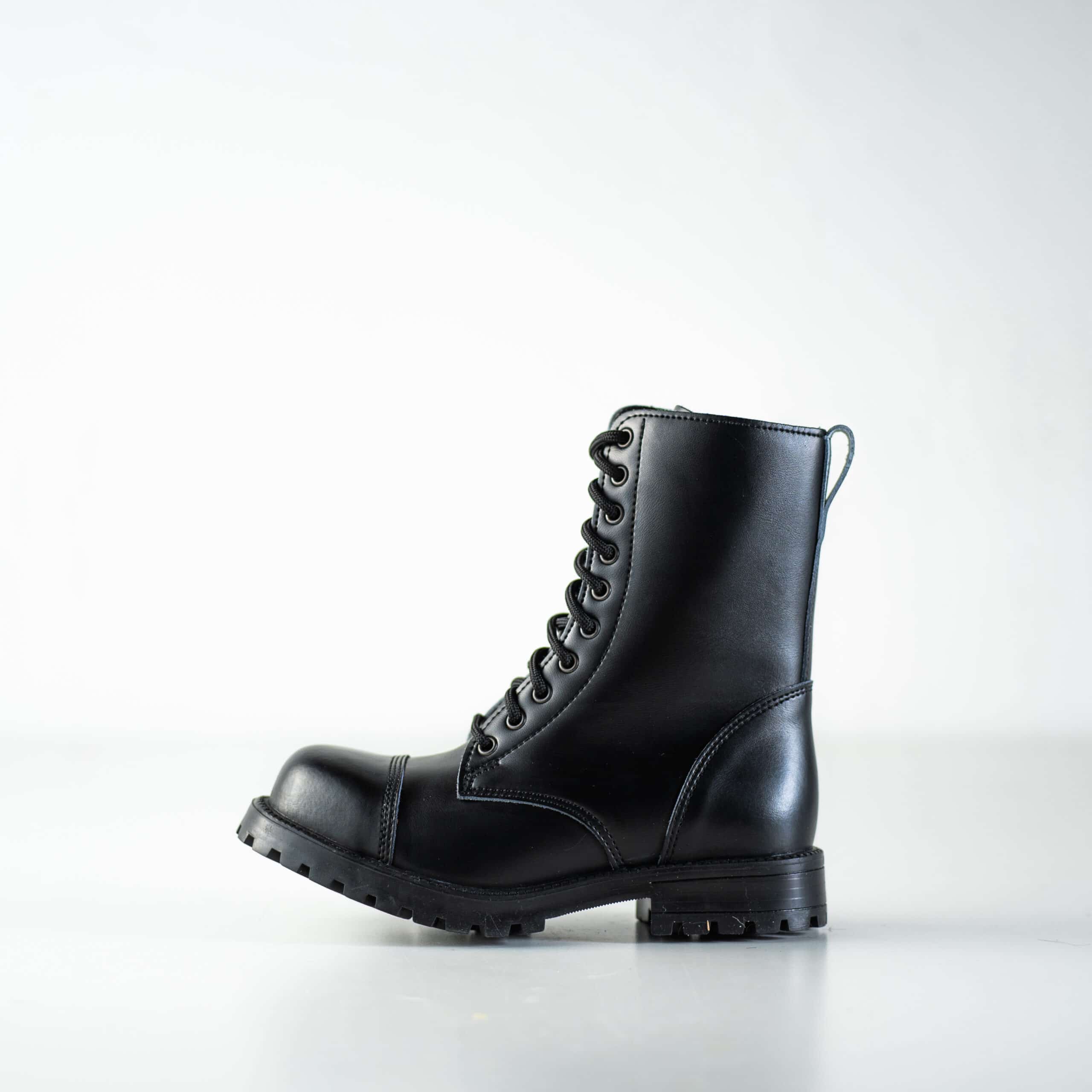 Bottines en cuir noir à semelle crantée, vue de dessous