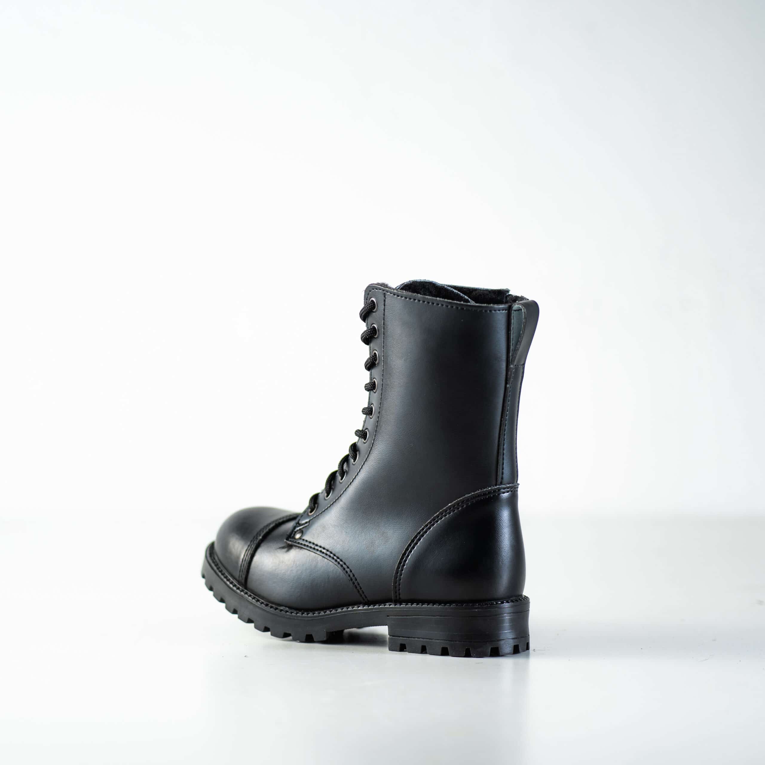 Bottines d'hiver en cuir noir à semelle crantée, deuxième vue latérale