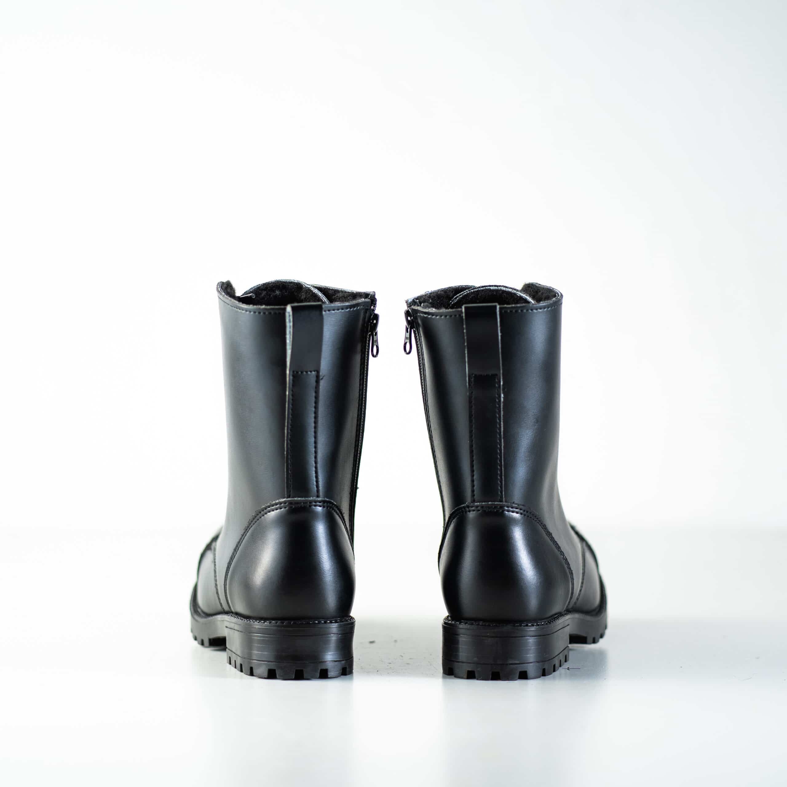 Bottines d'hiver en cuir noir à semelle crantée, détail de la semelle épaisse