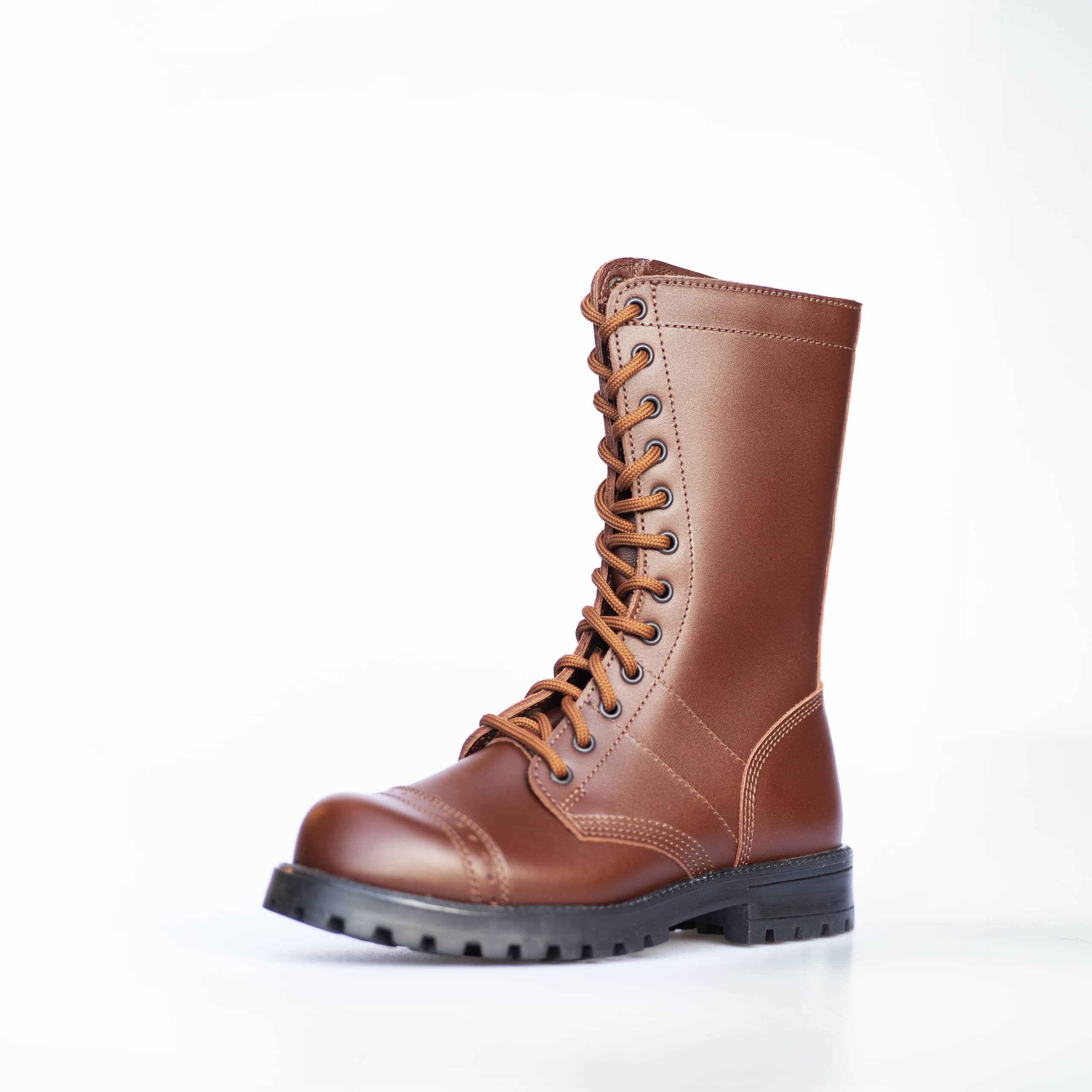 Bottines hautes en cuir marron patiné fait main, vue trois quarts