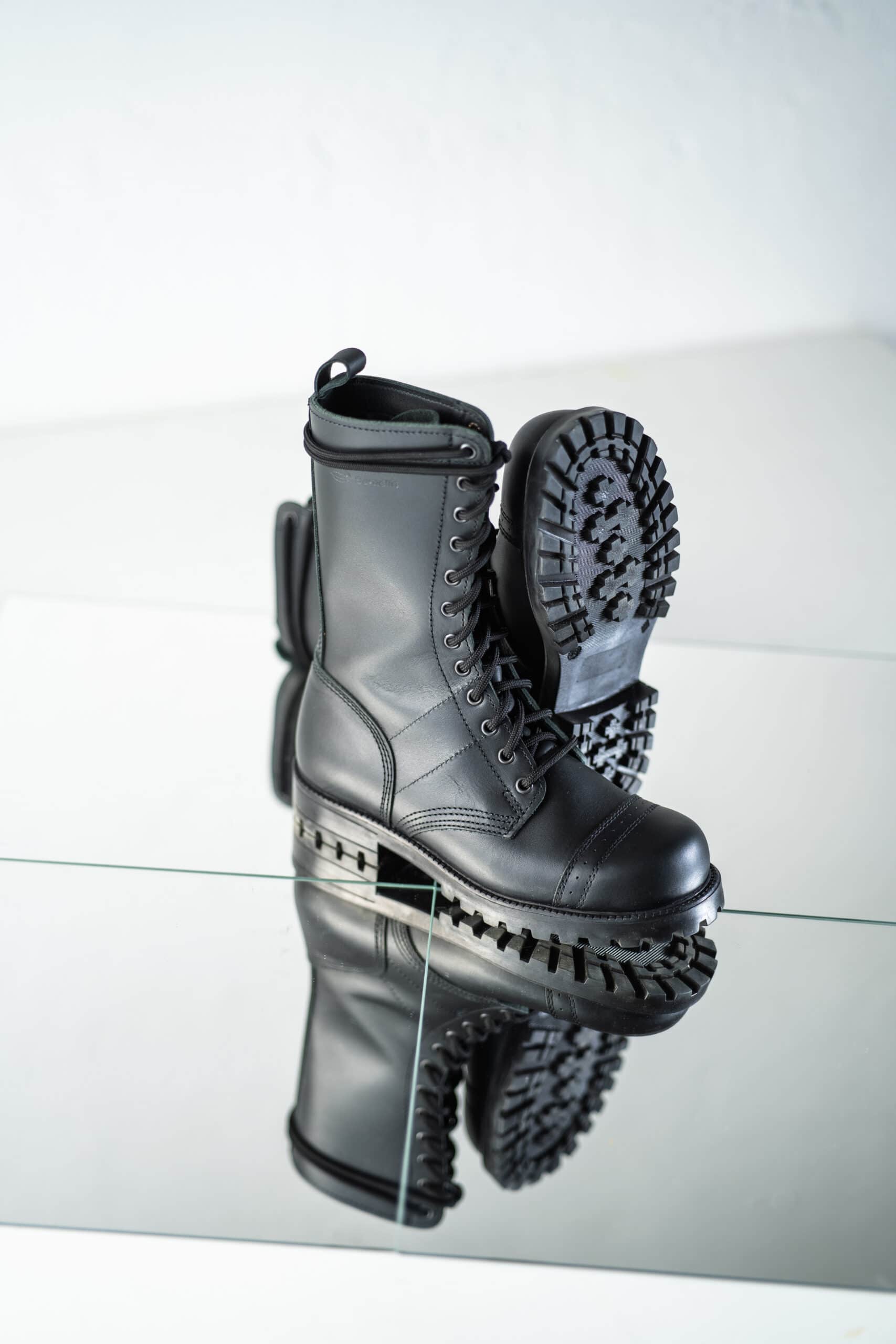 Bottines hautes en cuir noir fait main, deuxième vue latérale détail
