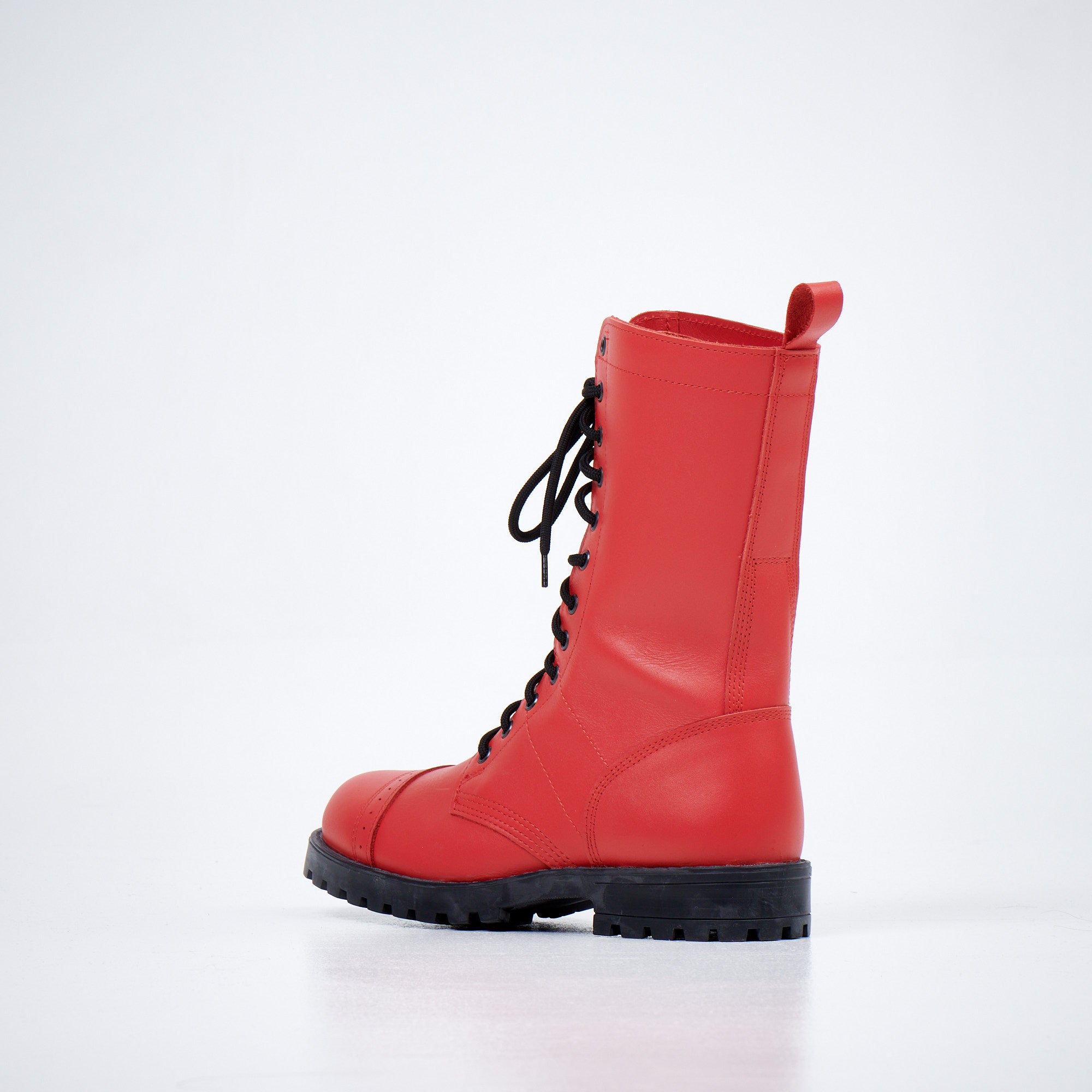 Bottines aviateur 516 OmaKing en cuir rouge lustré, vue de profil avec semelle classique